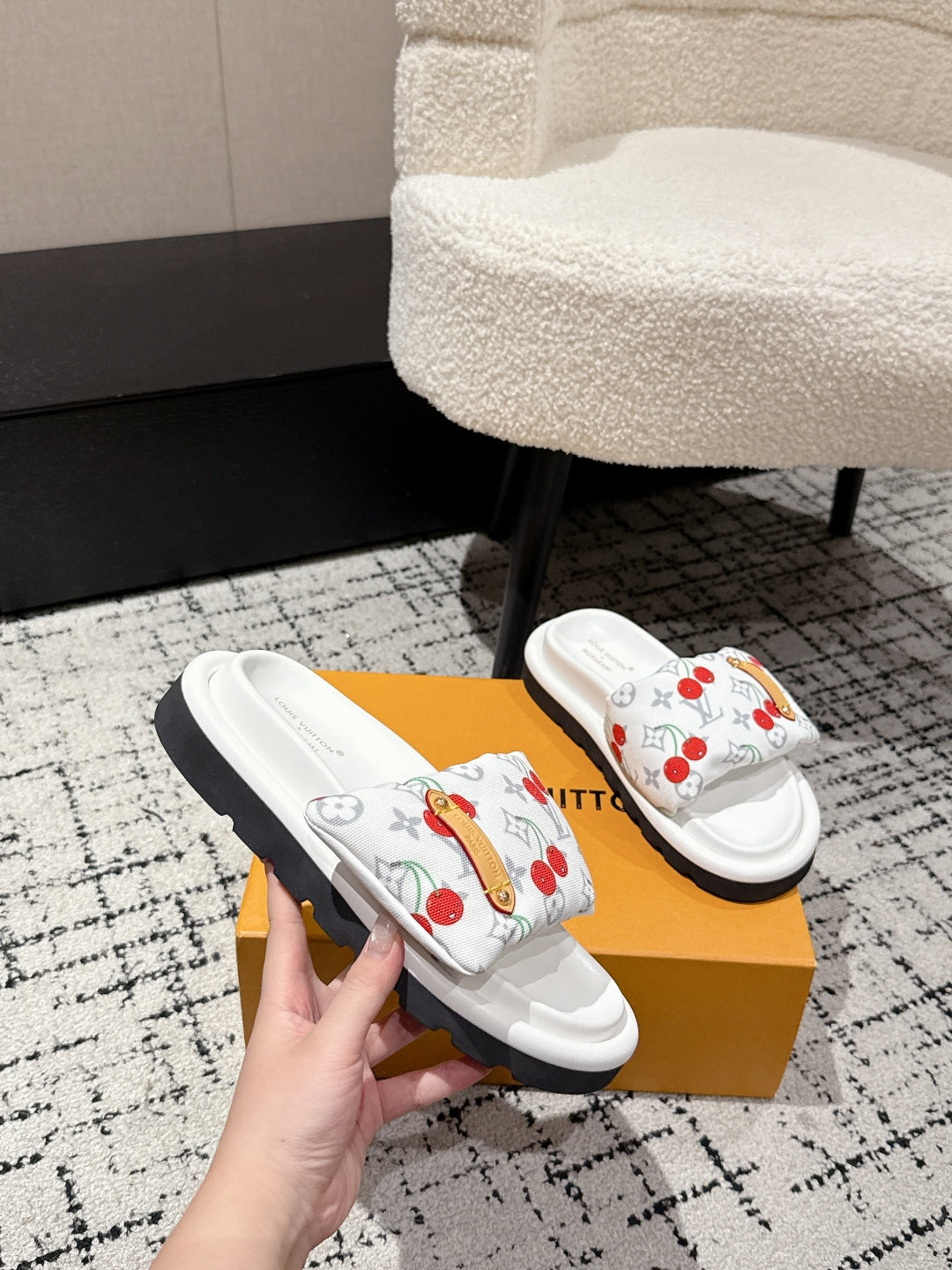 LV MIAMI-STYLE SANDALS 25S IN WHITE FABRIC AND CALFSKIN