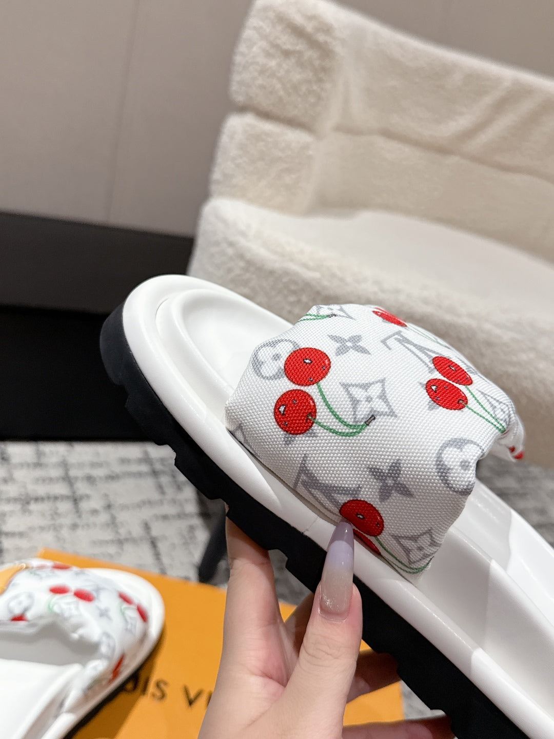 LV MIAMI-STYLE SANDALS 25S IN WHITE FABRIC AND CALFSKIN