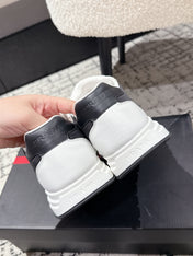 PRADA 25S MEN SNEAKERS LOGO IN WHITE AND BLACK NUBUCK AND CANVAS