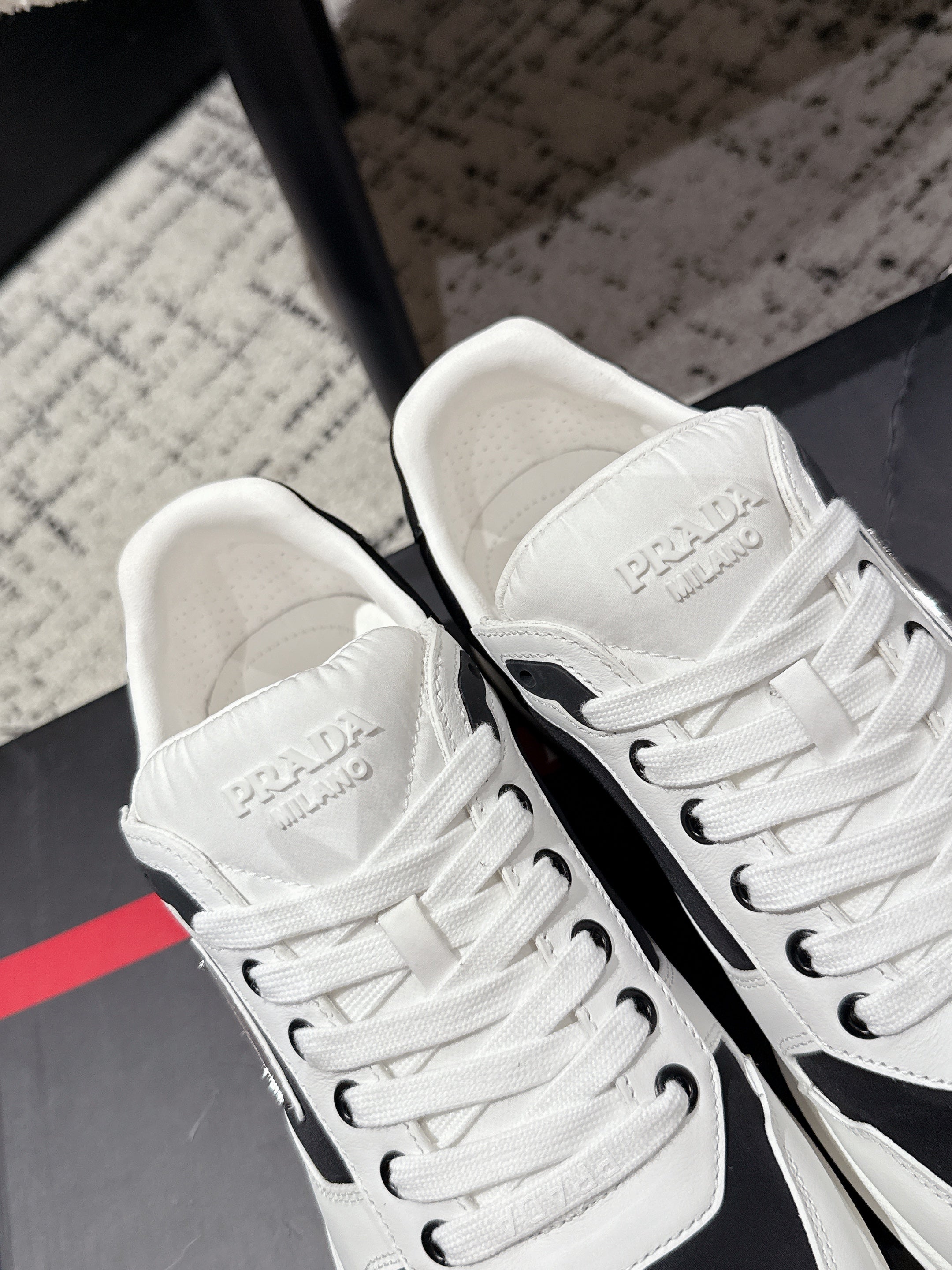 PRADA 25S MEN SNEAKERS LOGO IN WHITE AND BLACK NUBUCK AND CANVAS
