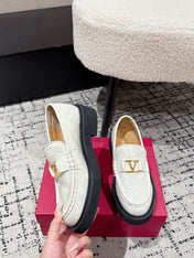 VLTN LOAFER 25S IN CREAM WHITE CALFSKIN WITH GOLD HARDWARE