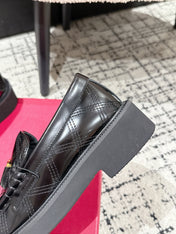 VLTN LOAFER 25S IN BLACK CALFSKIN WITH GOLD HARDWARE