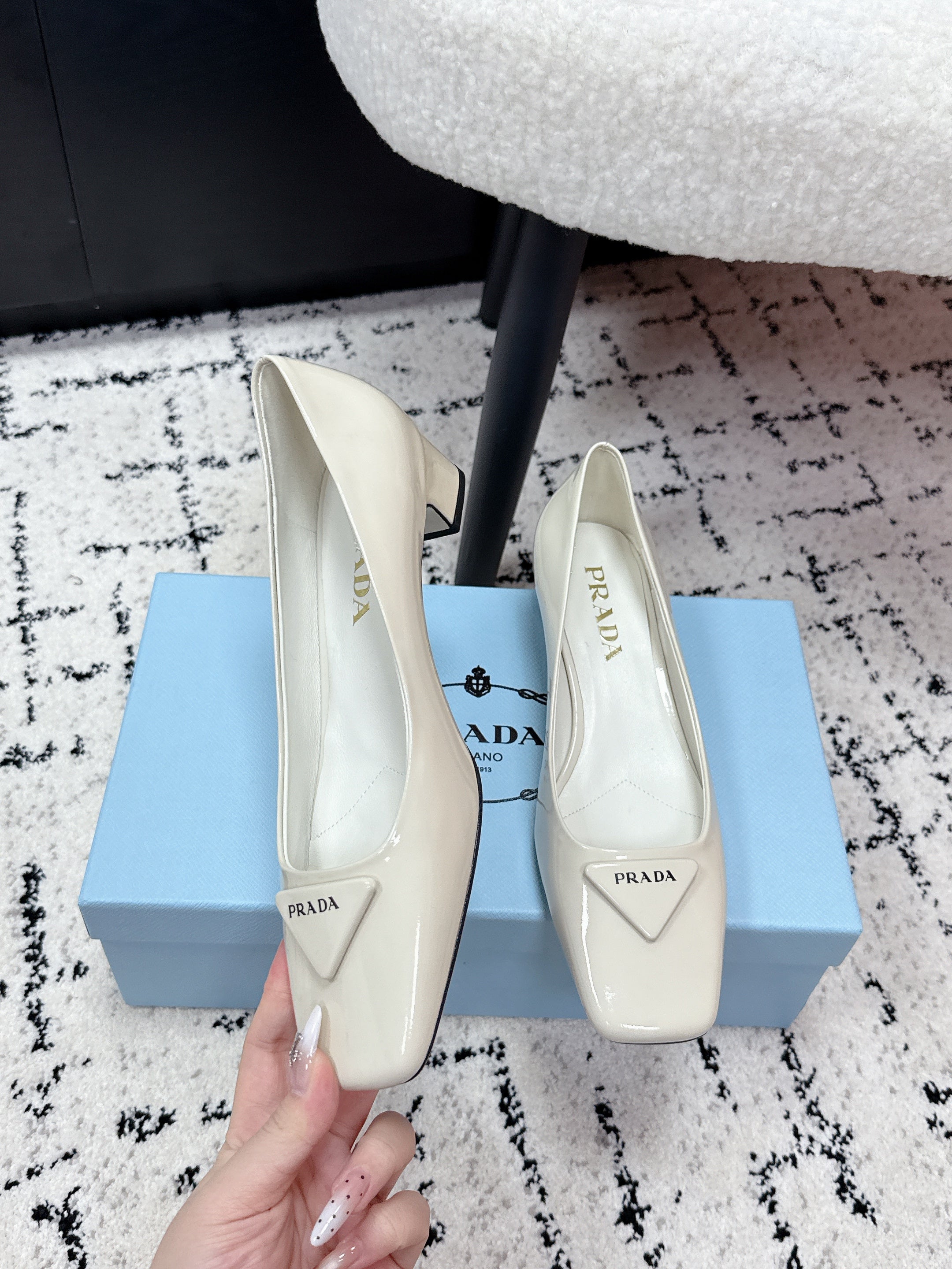 PRADA 26S SQUARE-TOE HIGH HEELS 35MM IN CREAM WHITE PATENT CALFSKIN WITH LOGO