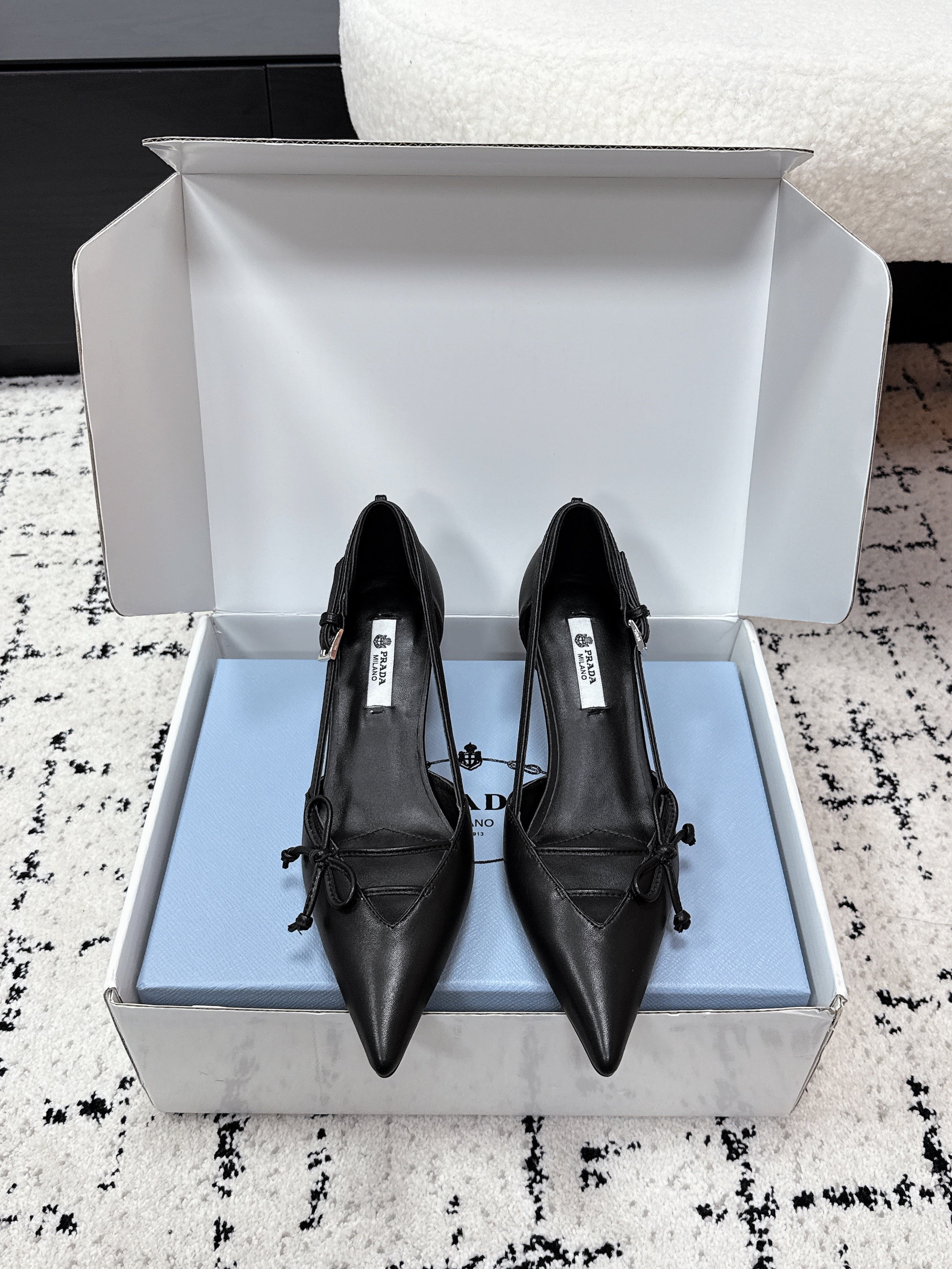 PRADA 26S POINTED-TOE HIGH HEELS 55MM IN BLACK CALFSKIN WITH BOW
