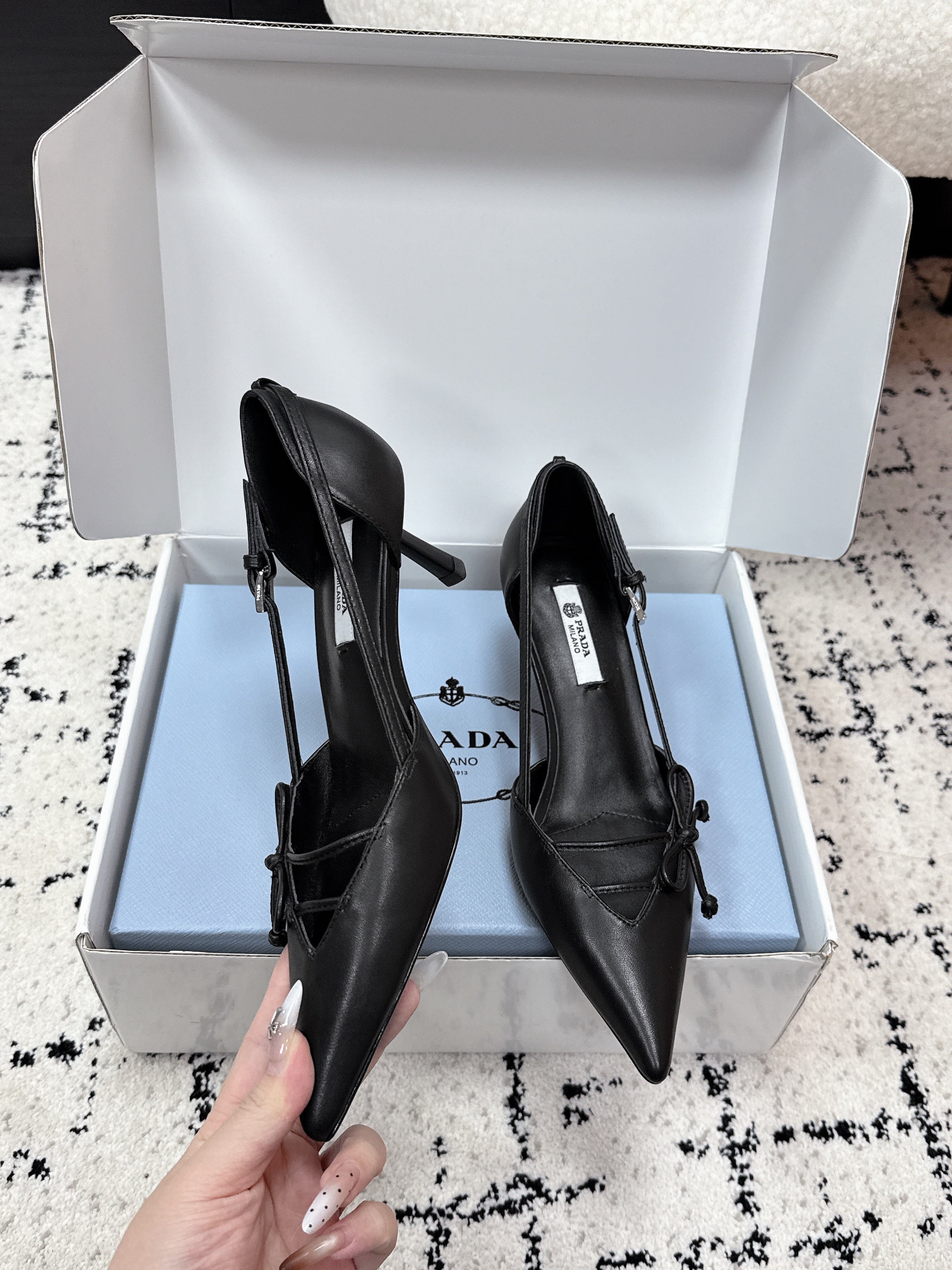 PRADA 26S POINTED-TOE HIGH HEELS 55MM IN BLACK CALFSKIN WITH BOW