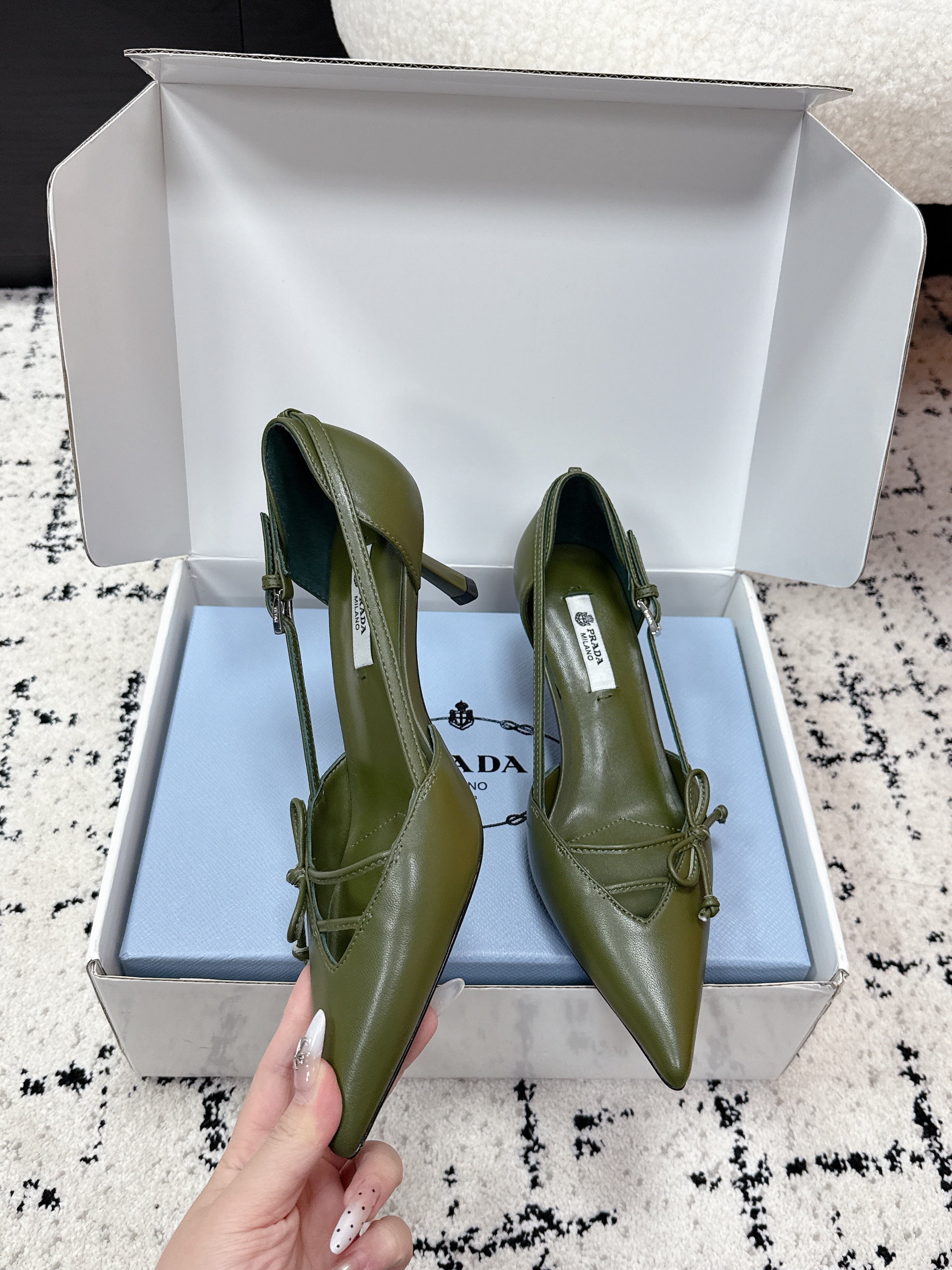 PRADA 26S POINTED-TOE HIGH HEELS 55MM IN DARK OLIVE GREEN CALFSKIN WITH BOW