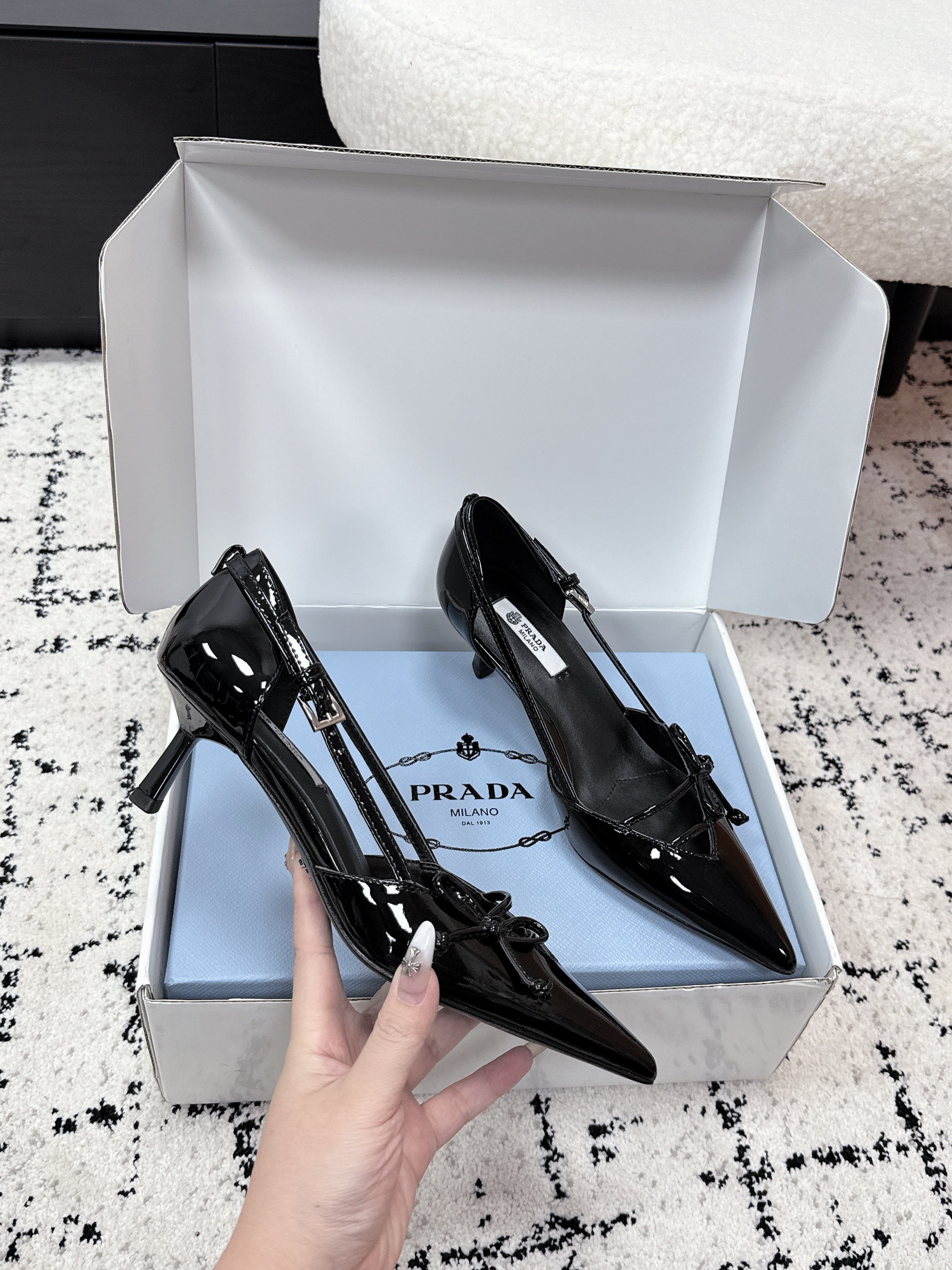 PRADA 26S POINTED-TOE HIGH HEELS 55MM IN BLACK PATENT CALFSKIN WITH BOW