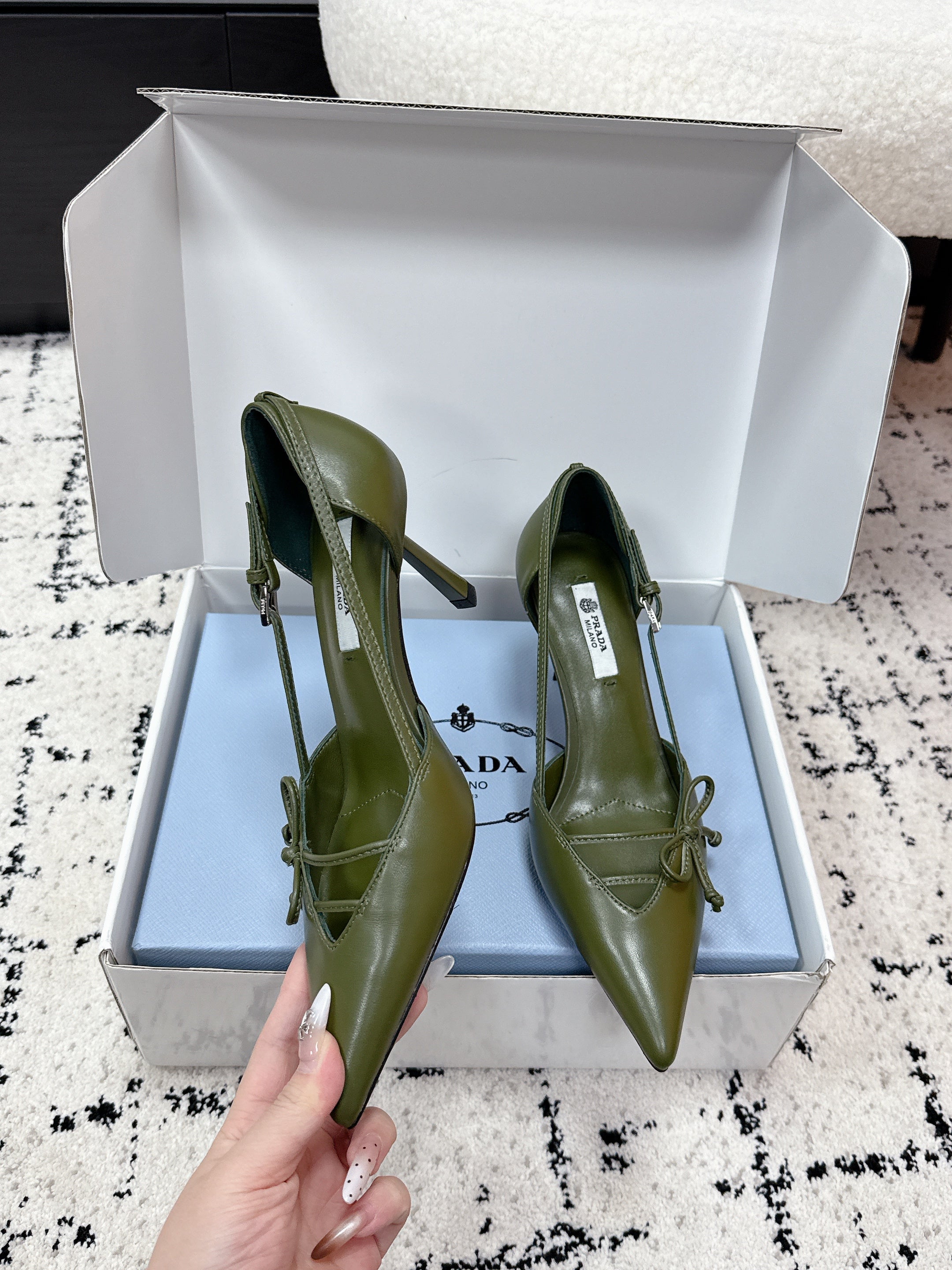 PRADA 26S POINTED-TOE HIGH HEELS 75MM IN DARK OLIVE GREEN CALFSKIN WITH BOW