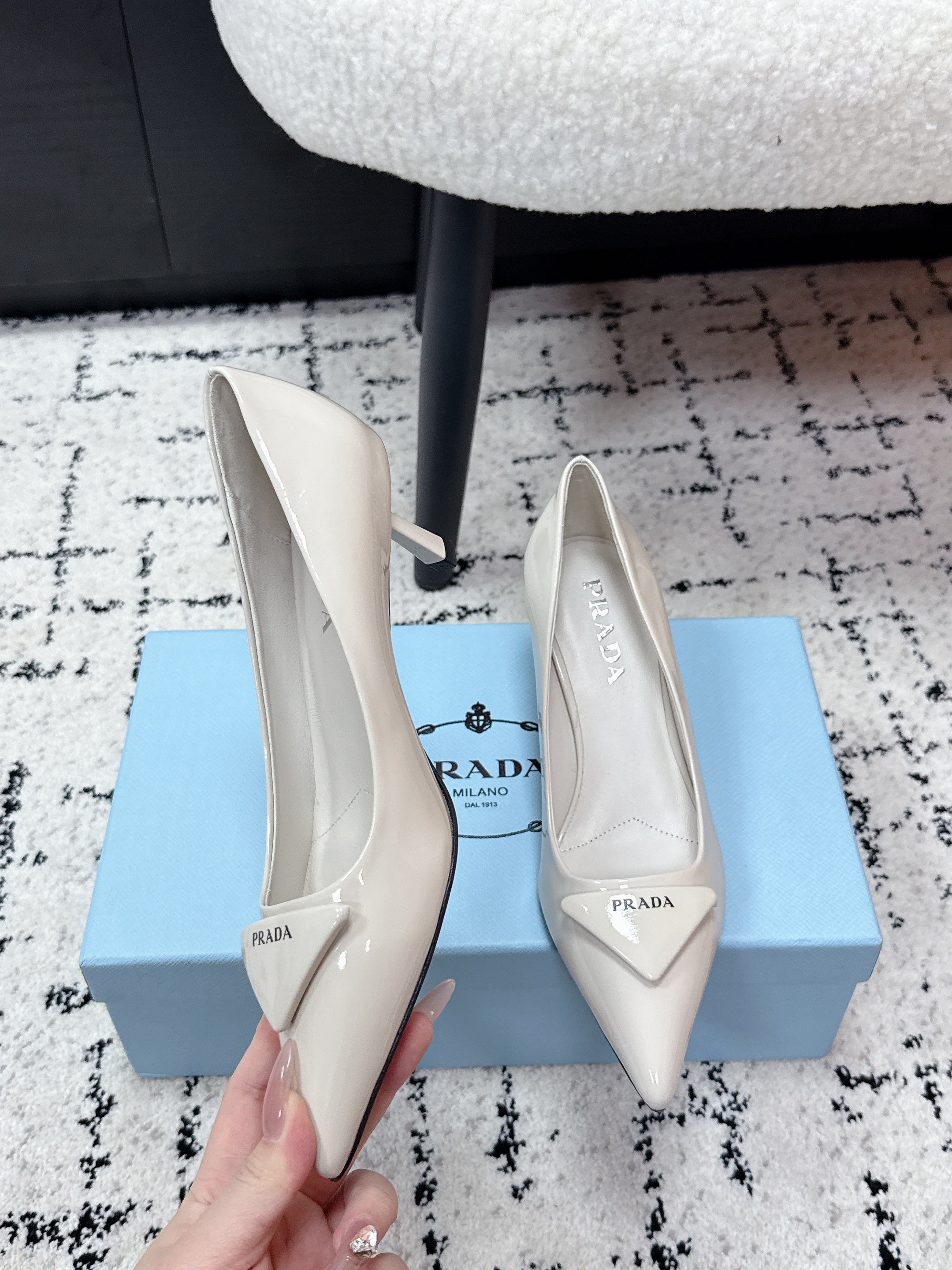 PRADA 26S POINTED-TOE HIGH HEELS 60MM IN CREAM WHITE PATENT CALFSKIN WITH LOGO