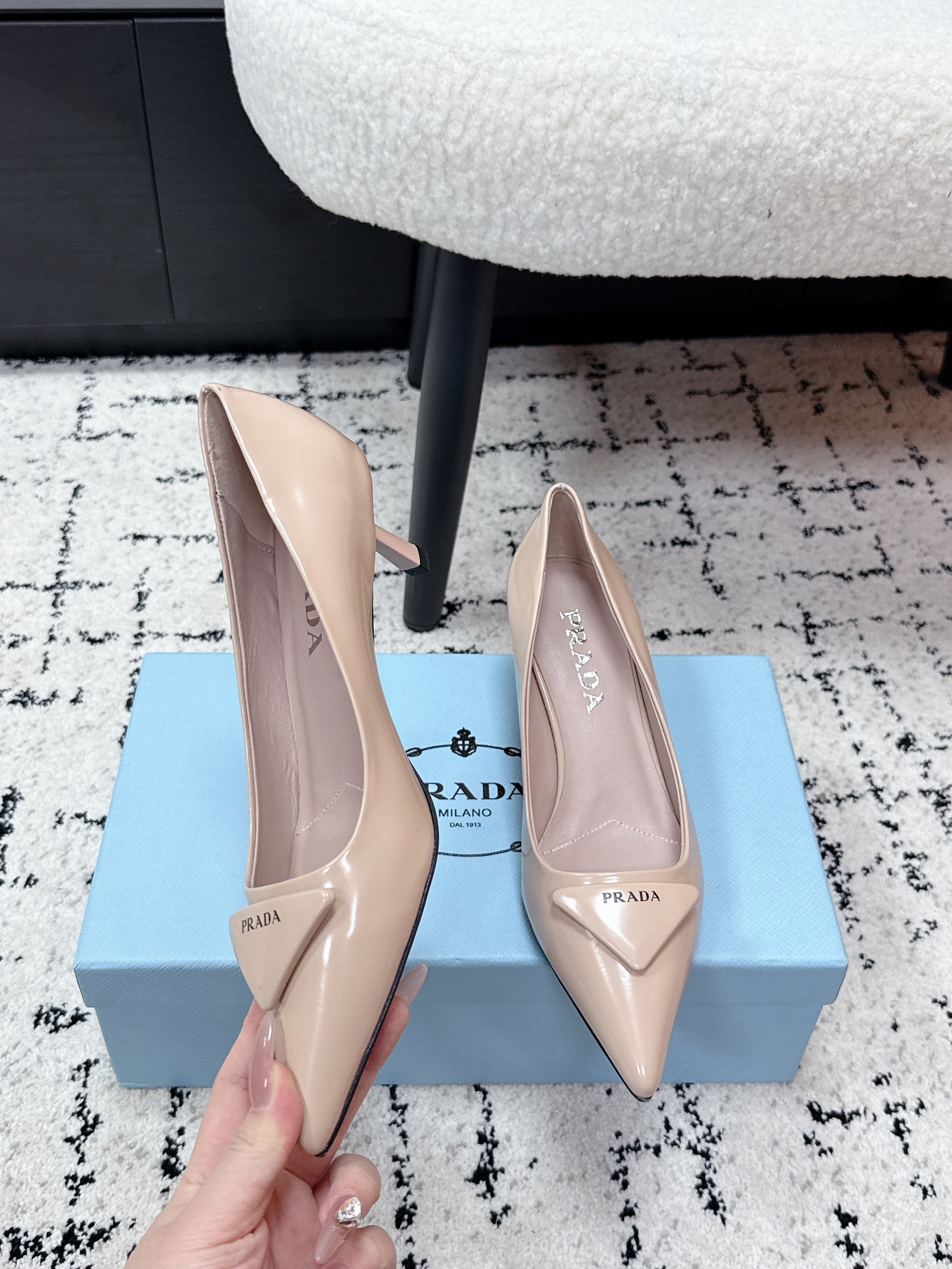 PRADA 26S POINTED-TOE HIGH HEELS 60MM IN BEIGE PATENT CALFSKIN WITH LOGO