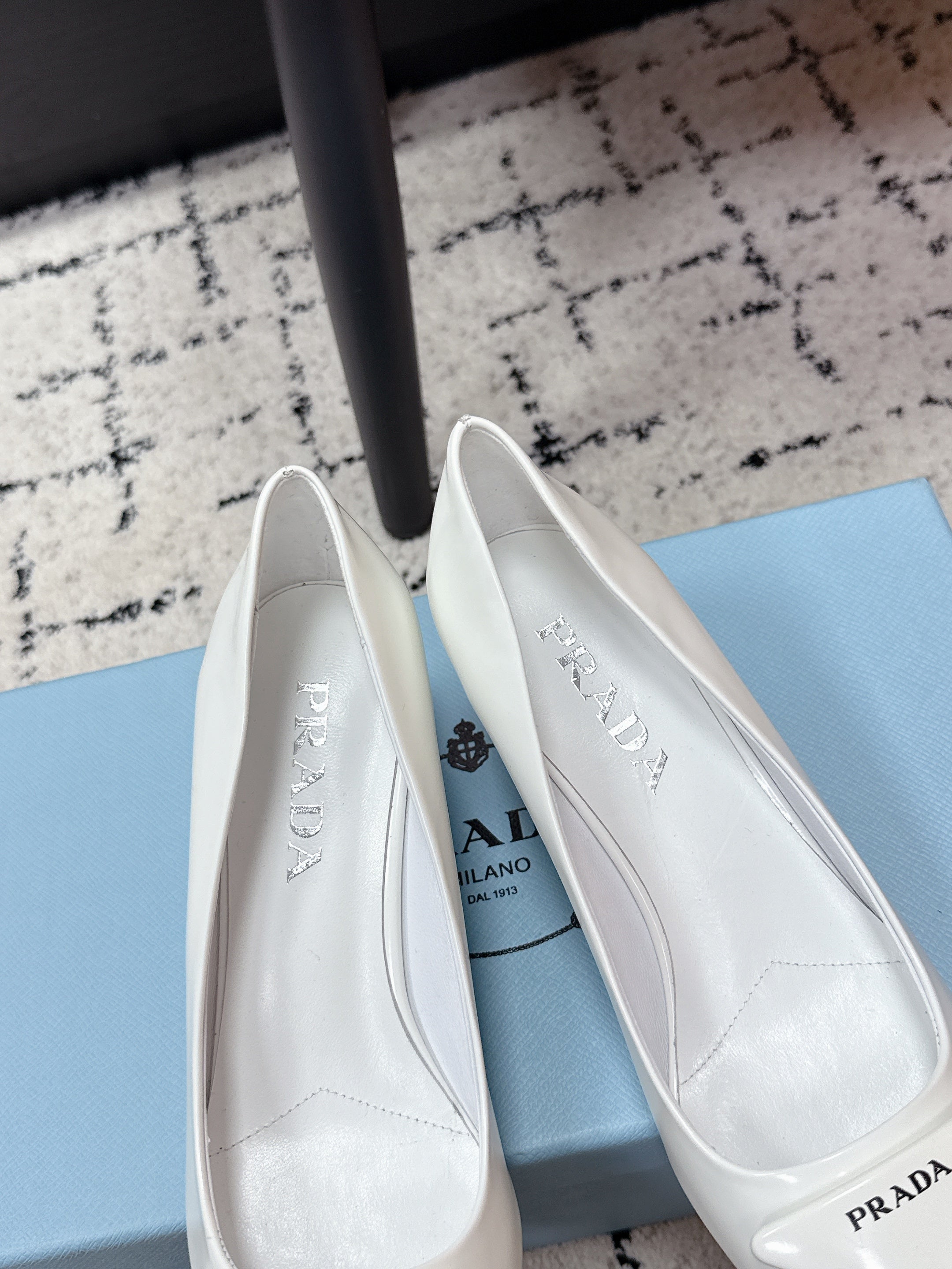 PRADA 26S POINTED-TOE HIGH HEELS 60MM IN WHITE PATENT CALFSKIN WITH LOGO