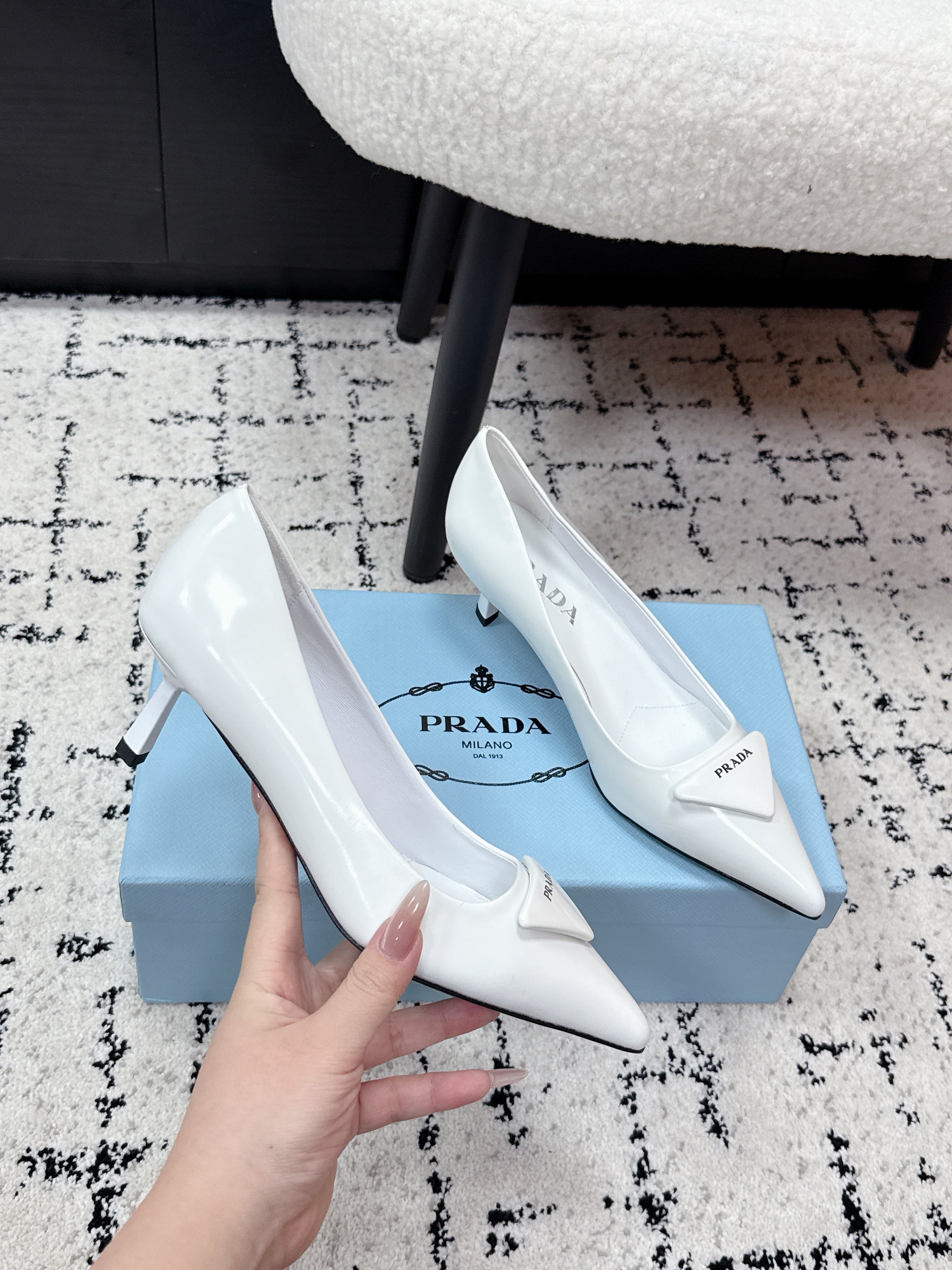 PRADA 26S POINTED-TOE HIGH HEELS 60MM IN WHITE PATENT CALFSKIN WITH LOGO