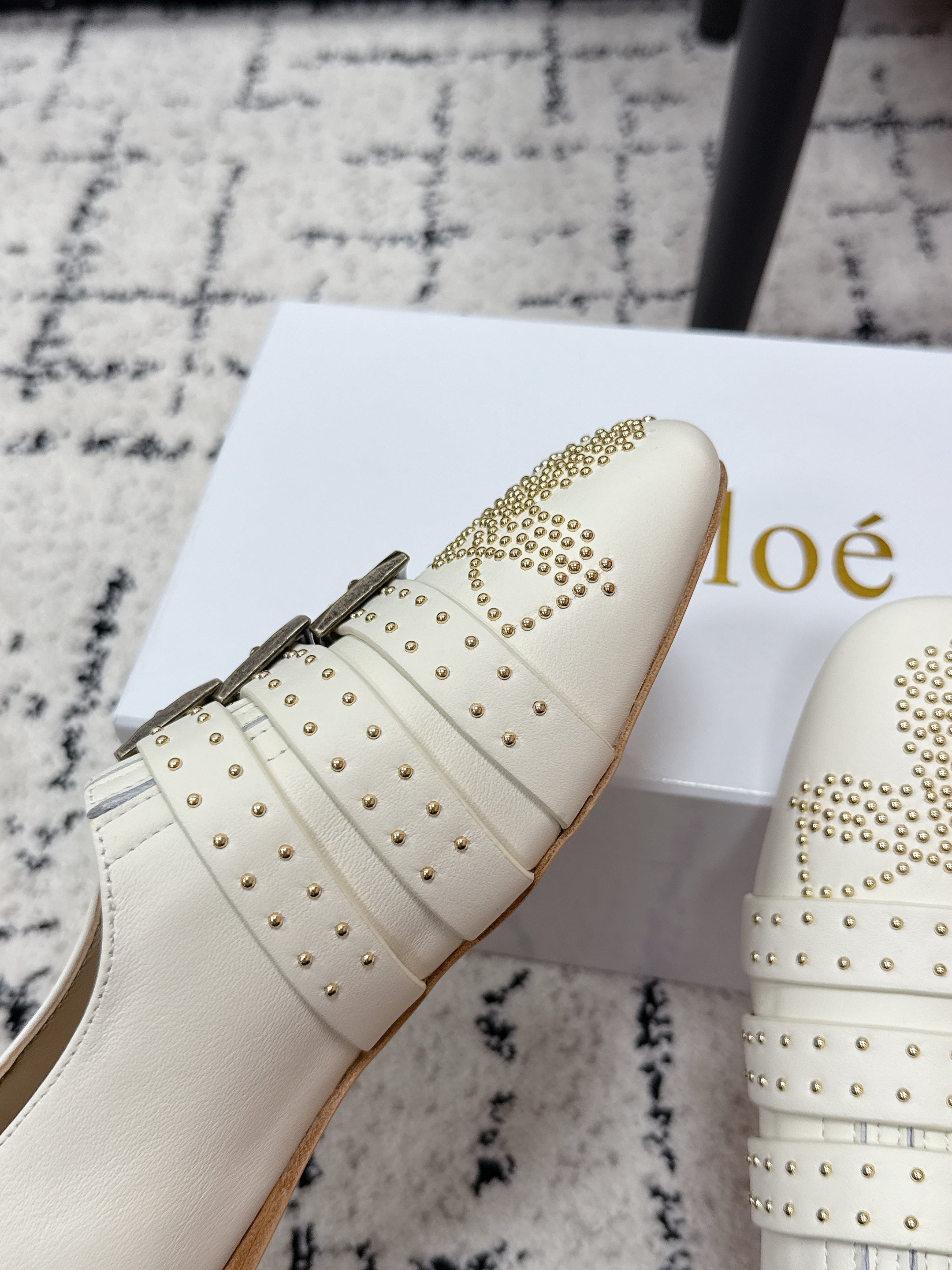 CHLOÉ 26S FLAT SHOES IN WHITE CALFSKIN WITH METAL STUDS