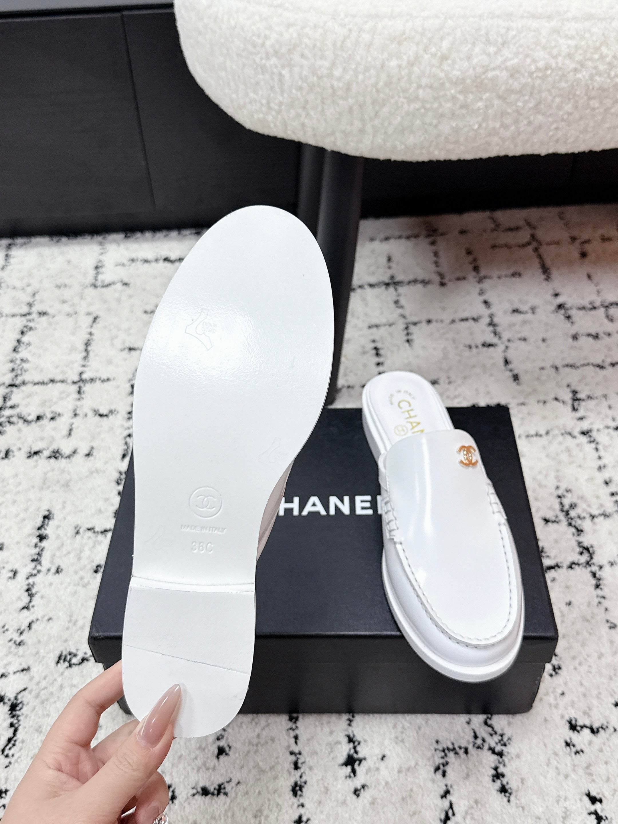 CHANEL 26S MULE LOAFERS IN WHITE SMOOTH CALFSKIN WITH CC LOGO