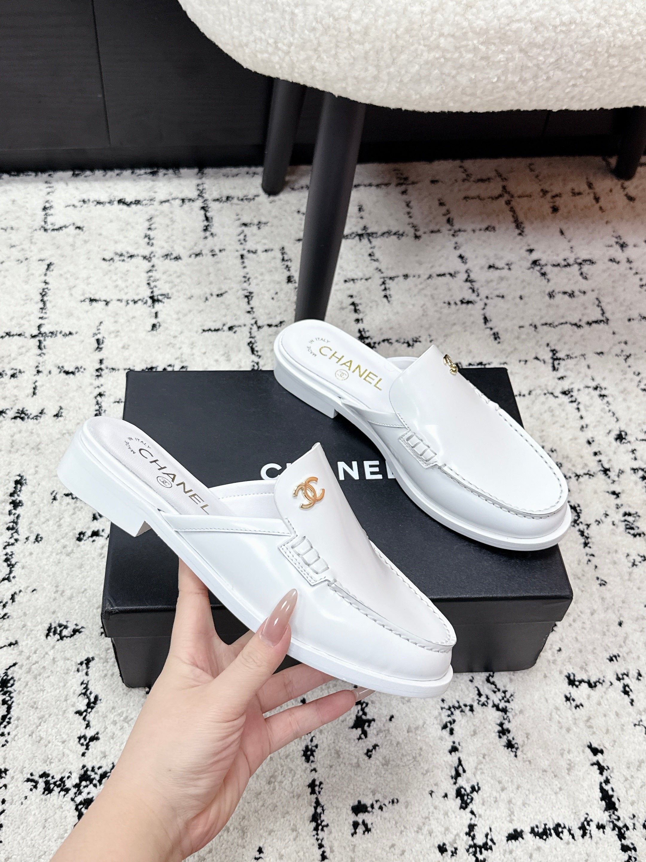 CHANEL 26S MULE LOAFERS IN WHITE SMOOTH CALFSKIN WITH CC LOGO