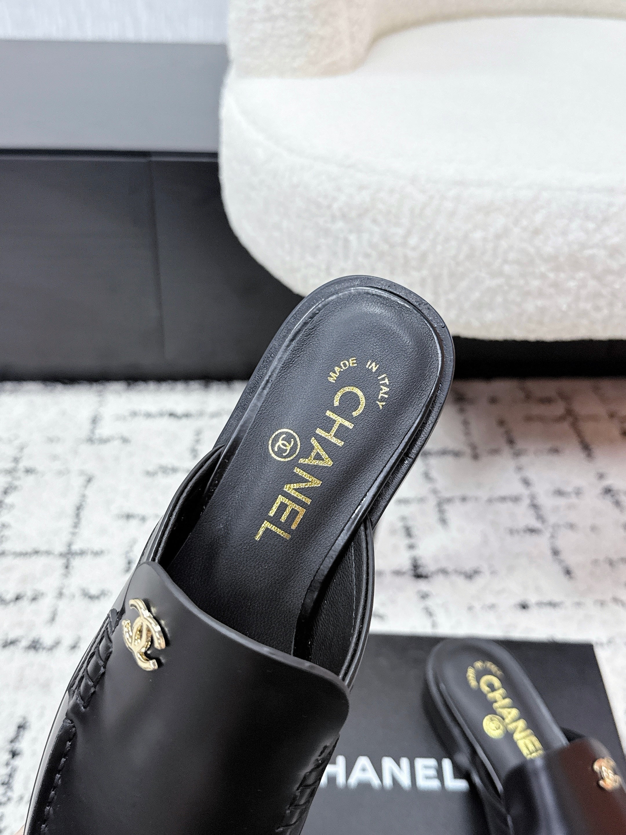 CHANEL 26S MULE LOAFERS IN BLACK SMOOTH CALFSKIN WITH CC LOGO