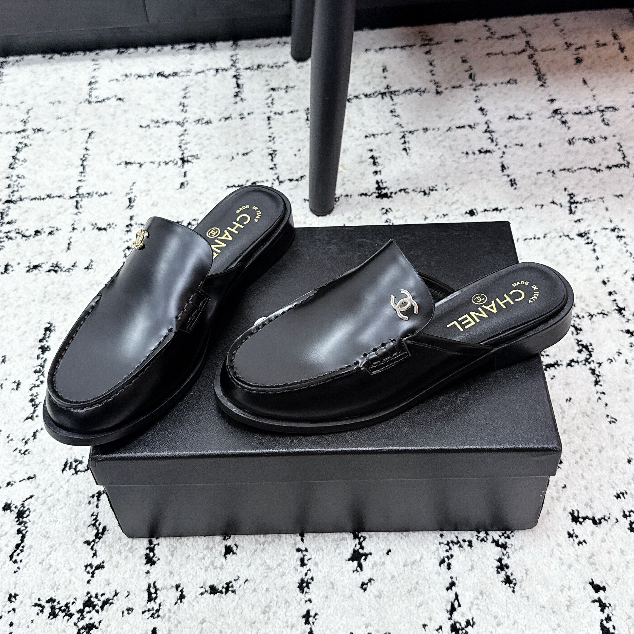 CHANEL 26S MULE LOAFERS IN BLACK SMOOTH CALFSKIN WITH CC LOGO