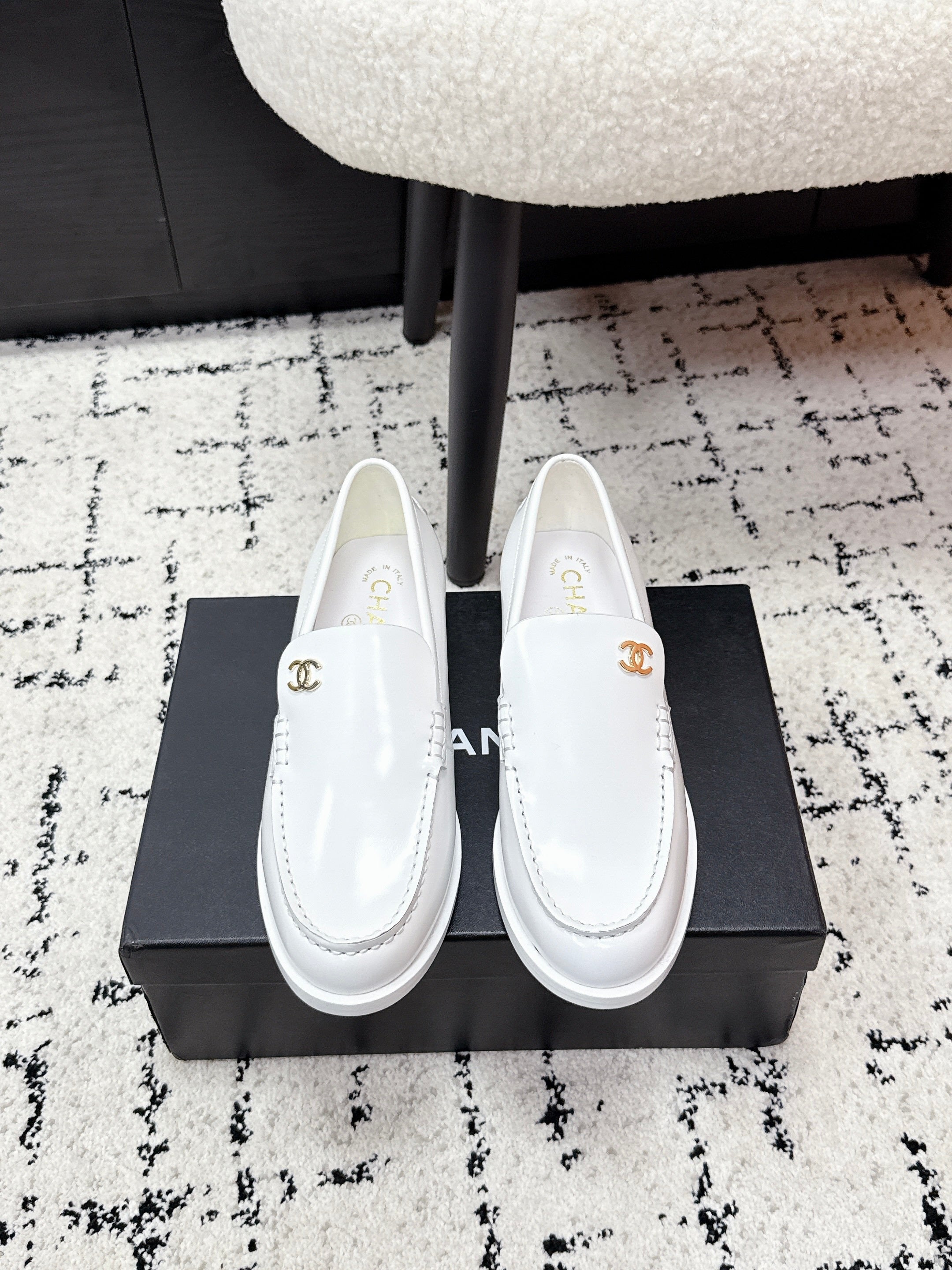 CHANEL 26S LOAFERS IN WHITE SMOOTH CALFSKIN WITH CC LOGO