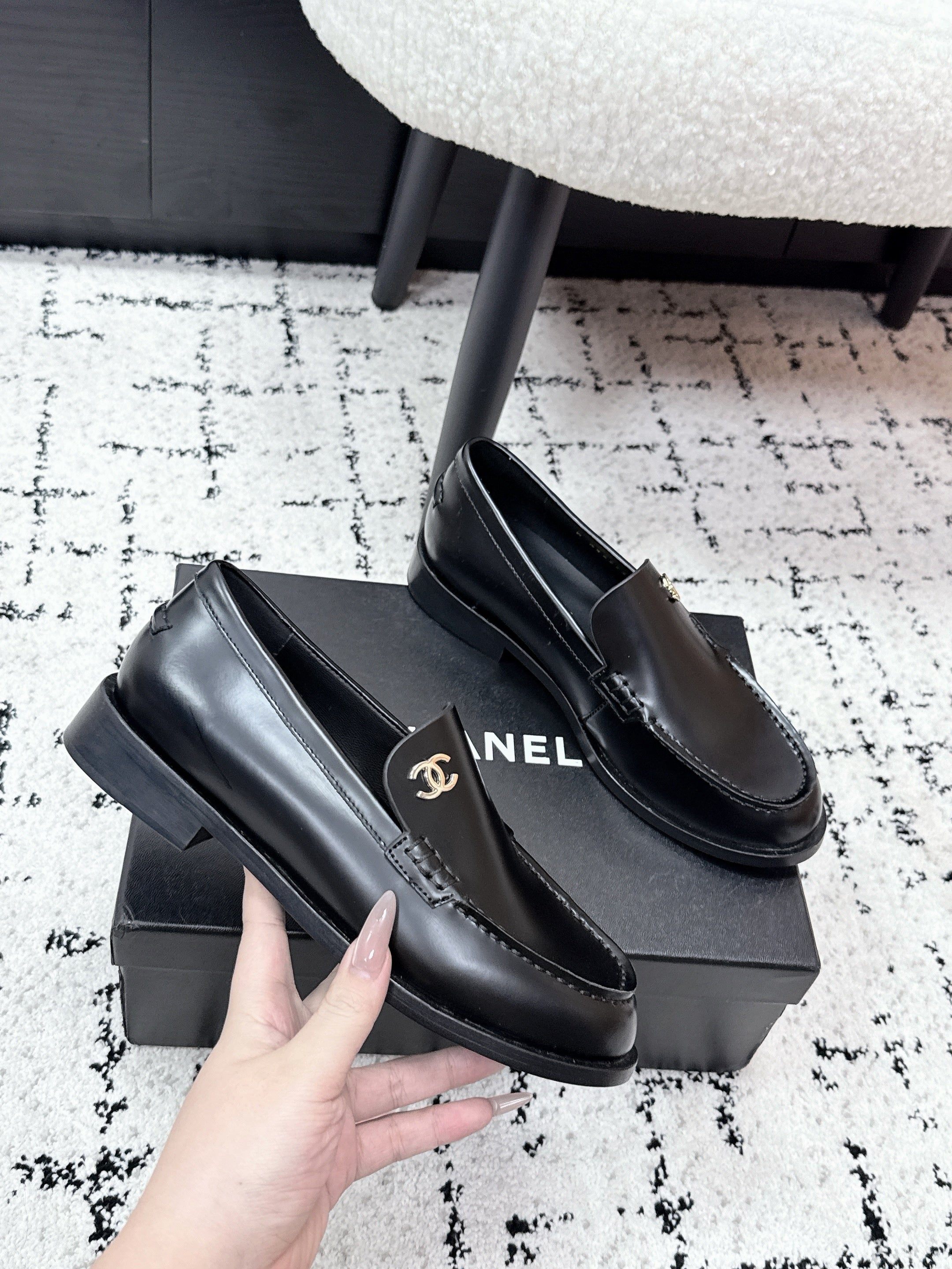 CHANEL 26S LOAFERS IN BLACK SMOOTH CALFSKIN WITH CC LOGO