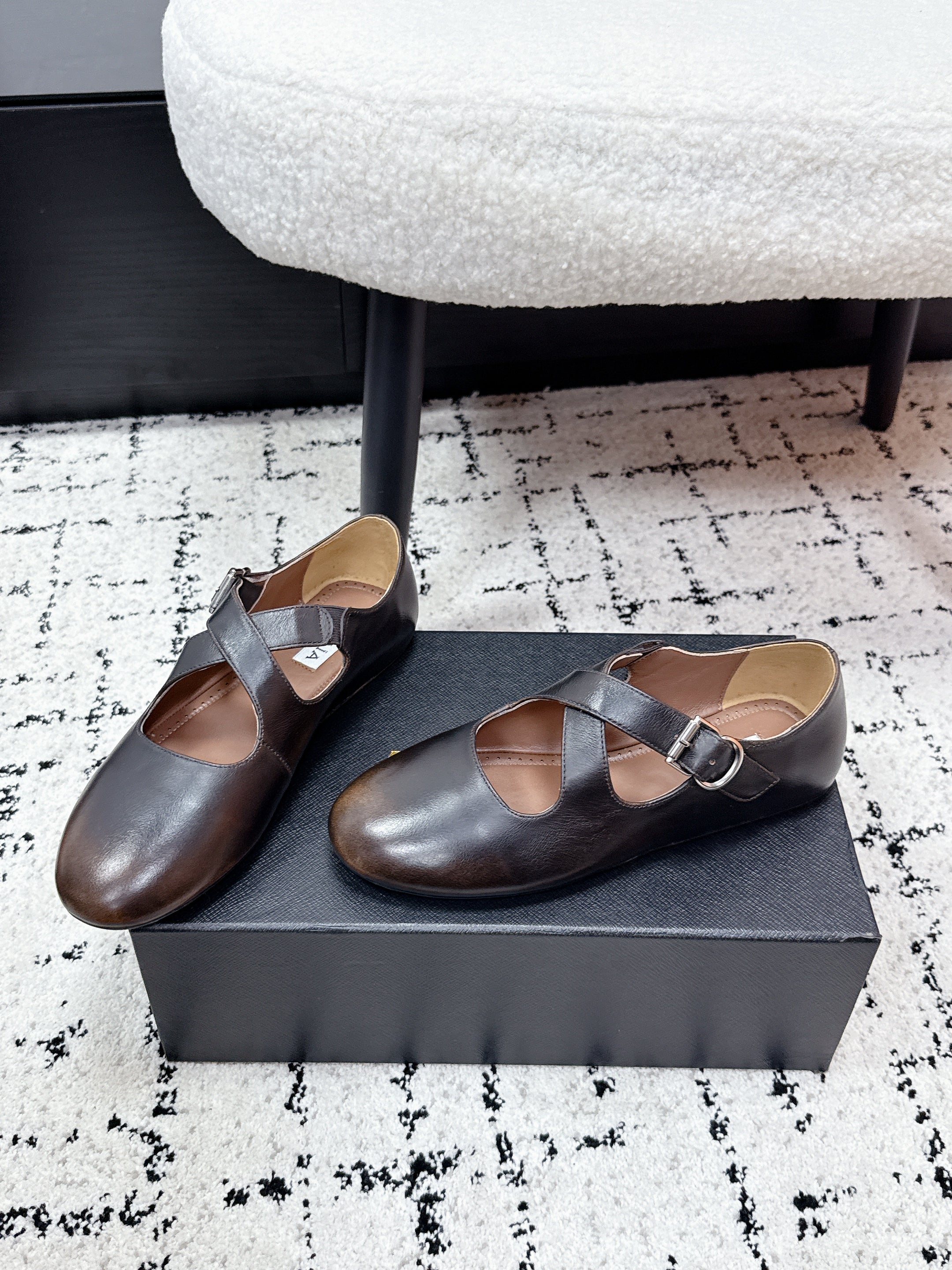 ALAIA 26S CROSS-STRAP BALLET FLATS IN DARK BROWN LAMBSKIN