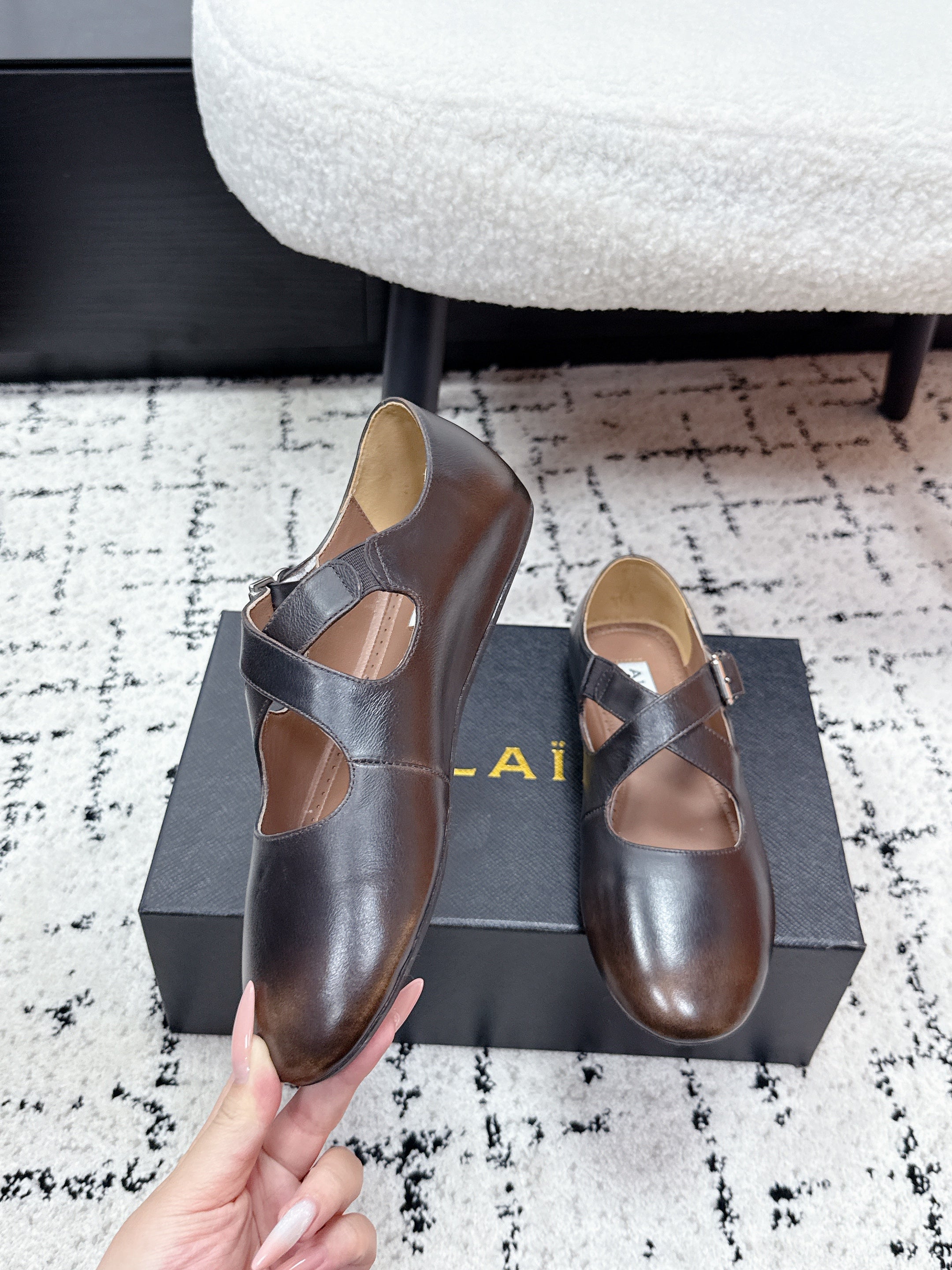 ALAIA 26S CROSS-STRAP BALLET FLATS IN DARK BROWN LAMBSKIN
