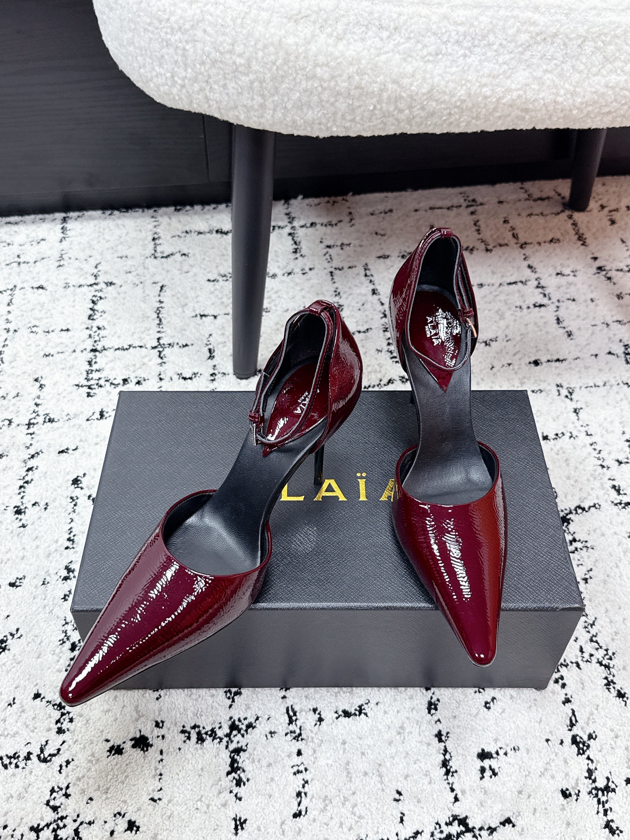 ALAIA 26S POINTED-TOE HEELS 90 MM IN DARK RED PATENT CALFSKIN