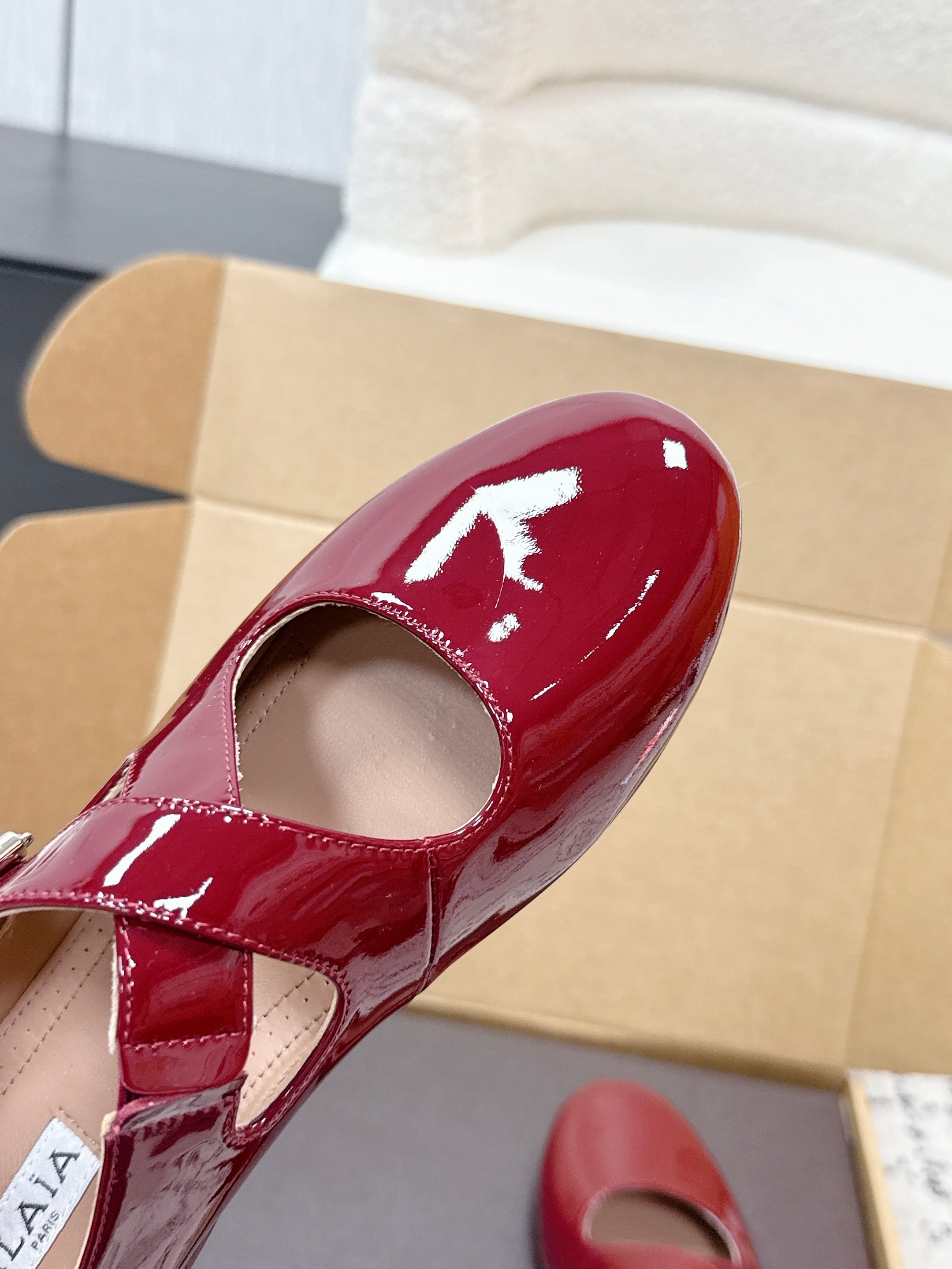 ALAIA 26S CROSS-STRAP BALLET FLATS IN RED GLOSSY LAMBSKIN