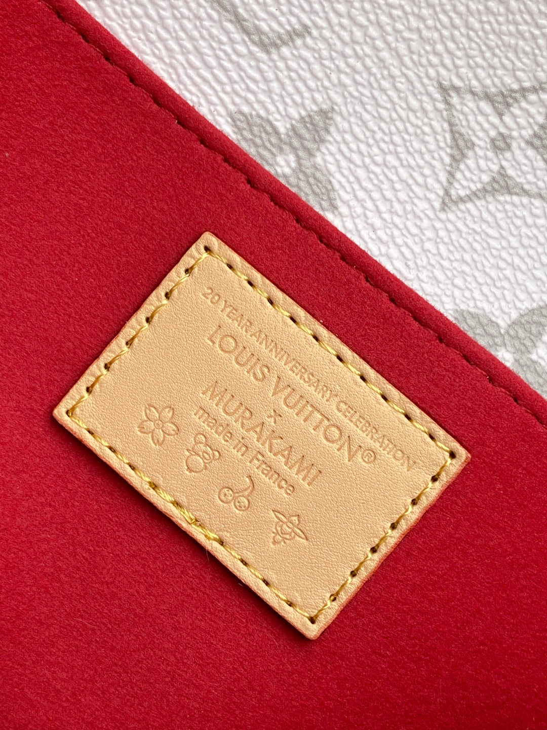 POCHETTE MÉTIS EAST WEST 21.5 IN WHITE WITH CHERRY PRINT MONOGRAM