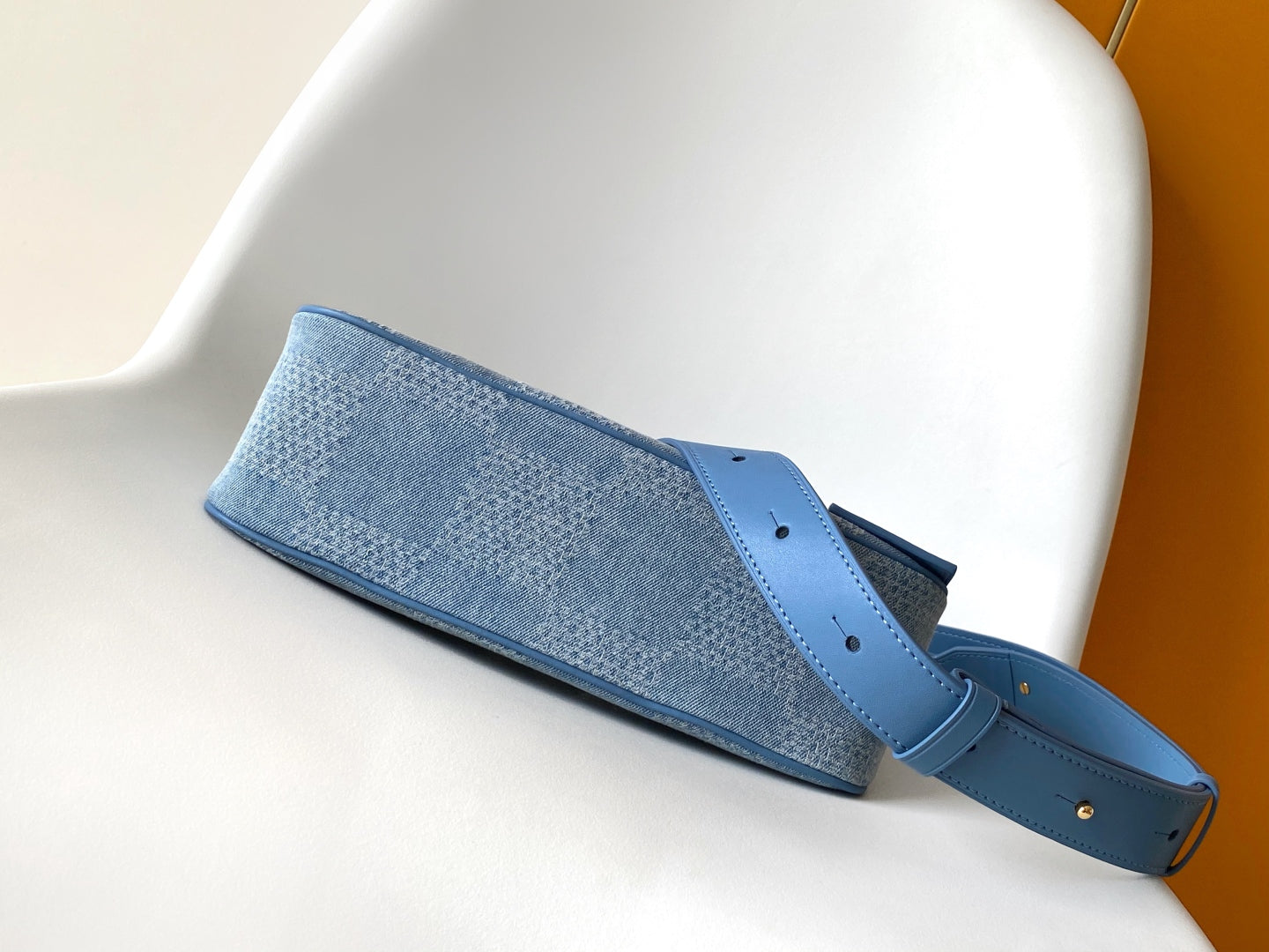 LV 25S POCHETTE ACCESSORIES XL 28 IN BLUE CANVAS DAMIER DENIM
