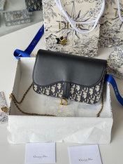 DIOR 25S MEDIUM SADDLE POUCH WITH CHAIN 21 IN BLUE BLACK DIOR OBLIQUE JACQUARD CANVAS AND CALFSKIN