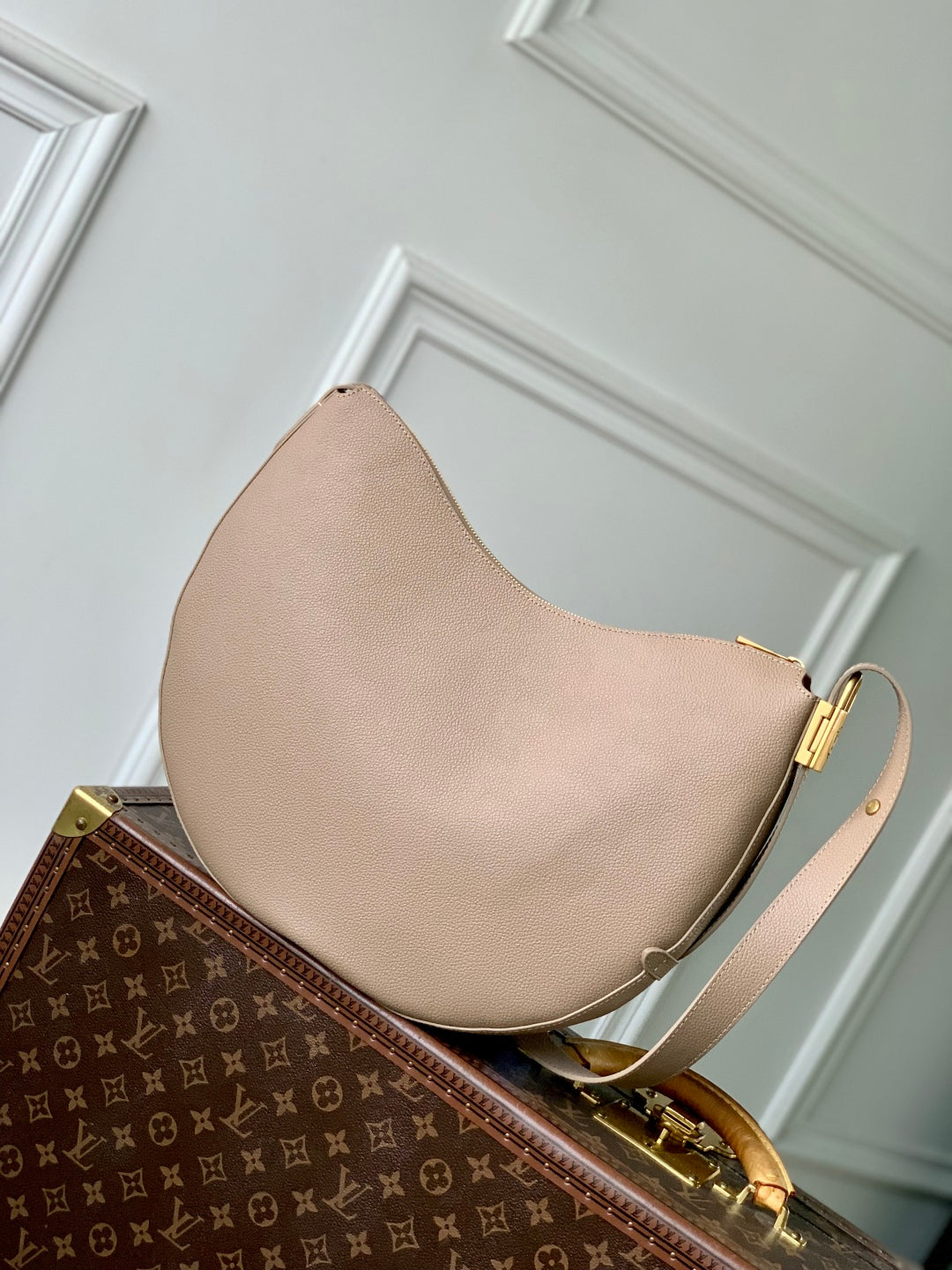 LOW KEY COOKIE MM 32 IN WALNUT BROWN CALFSKIN BROWN MONOGRAM TAG