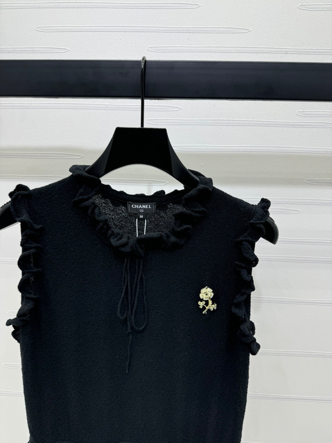 CHANEL SLEEVELESS TOP WITH RUFFLED COLLAR 274888