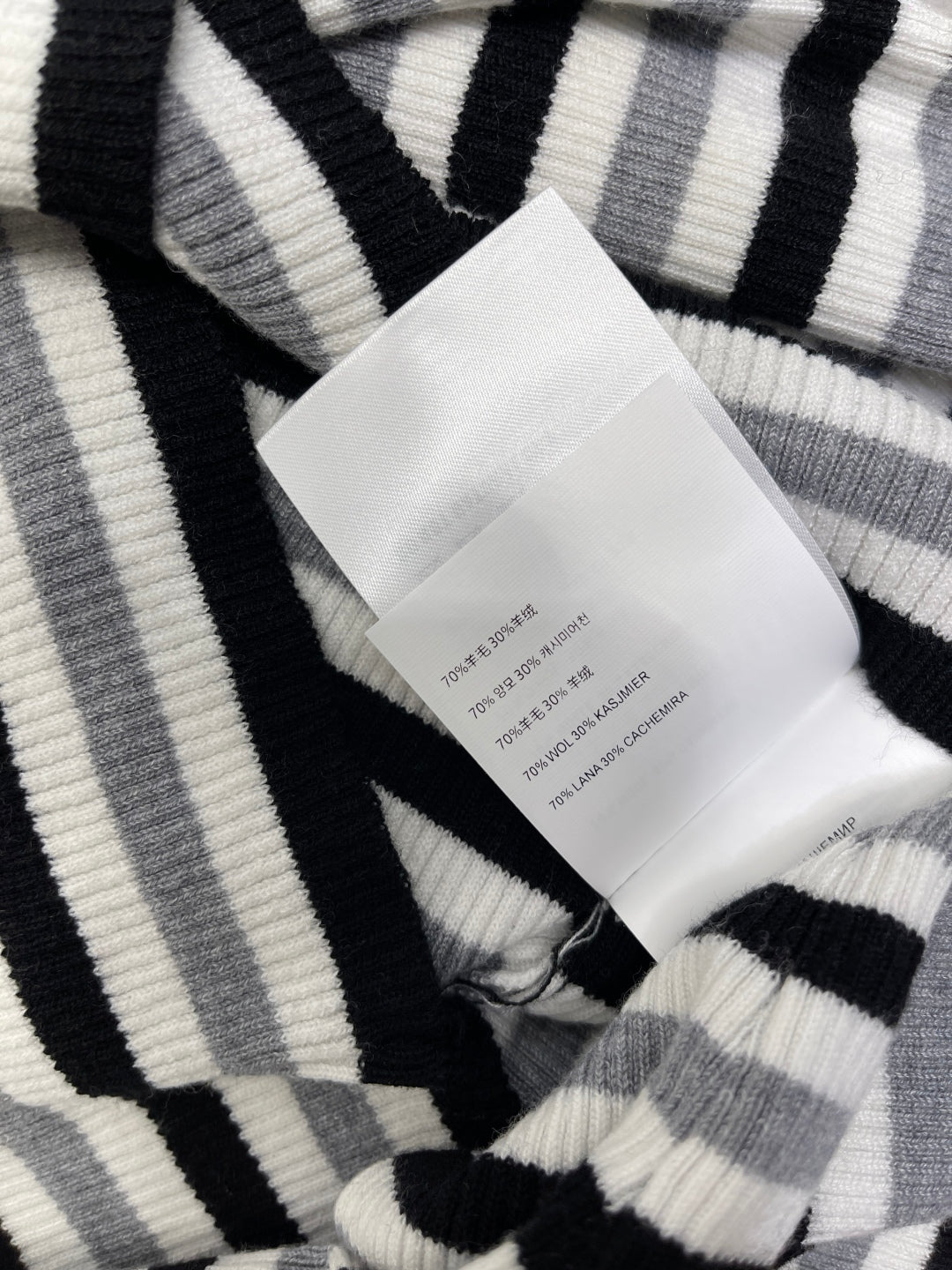 MIUMIU KNITTED SWEATER STYLE 453