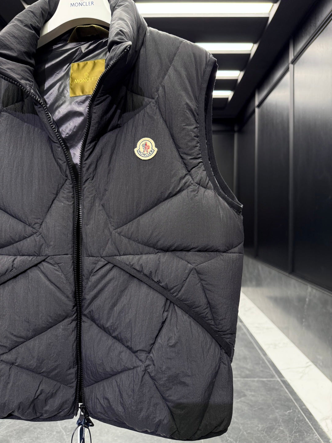 MONCLER 25S SLEEVELESS JACKET 479