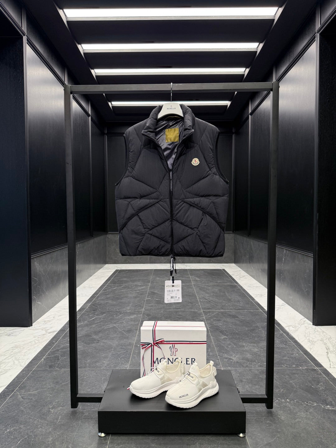 MONCLER 25S SLEEVELESS JACKET 479