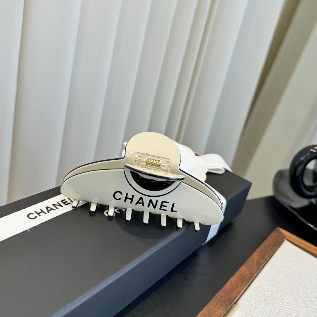 CHANEL 26S HAIR CLAW CLIP IN WHITE METAL 503067