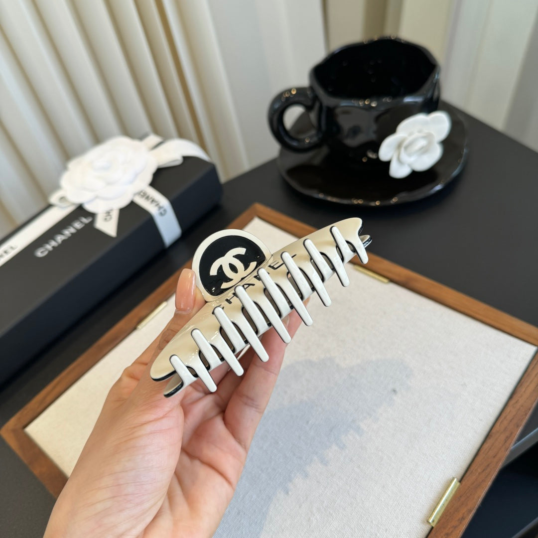 CHANEL 26S HAIR CLAW CLIP IN WHITE METAL 503067