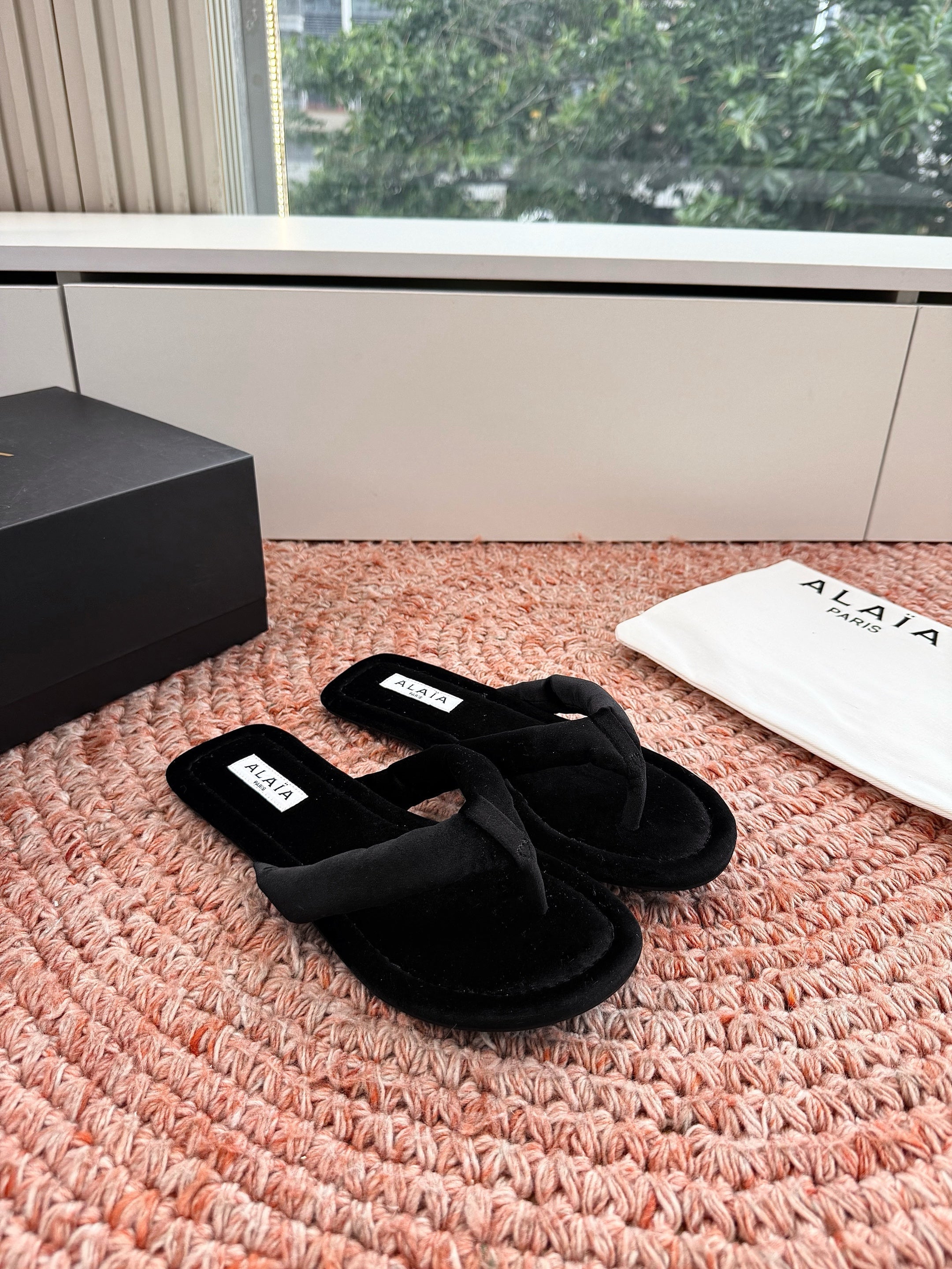 ALAIA 26S THONG SANDALS IN BLACK VELVET