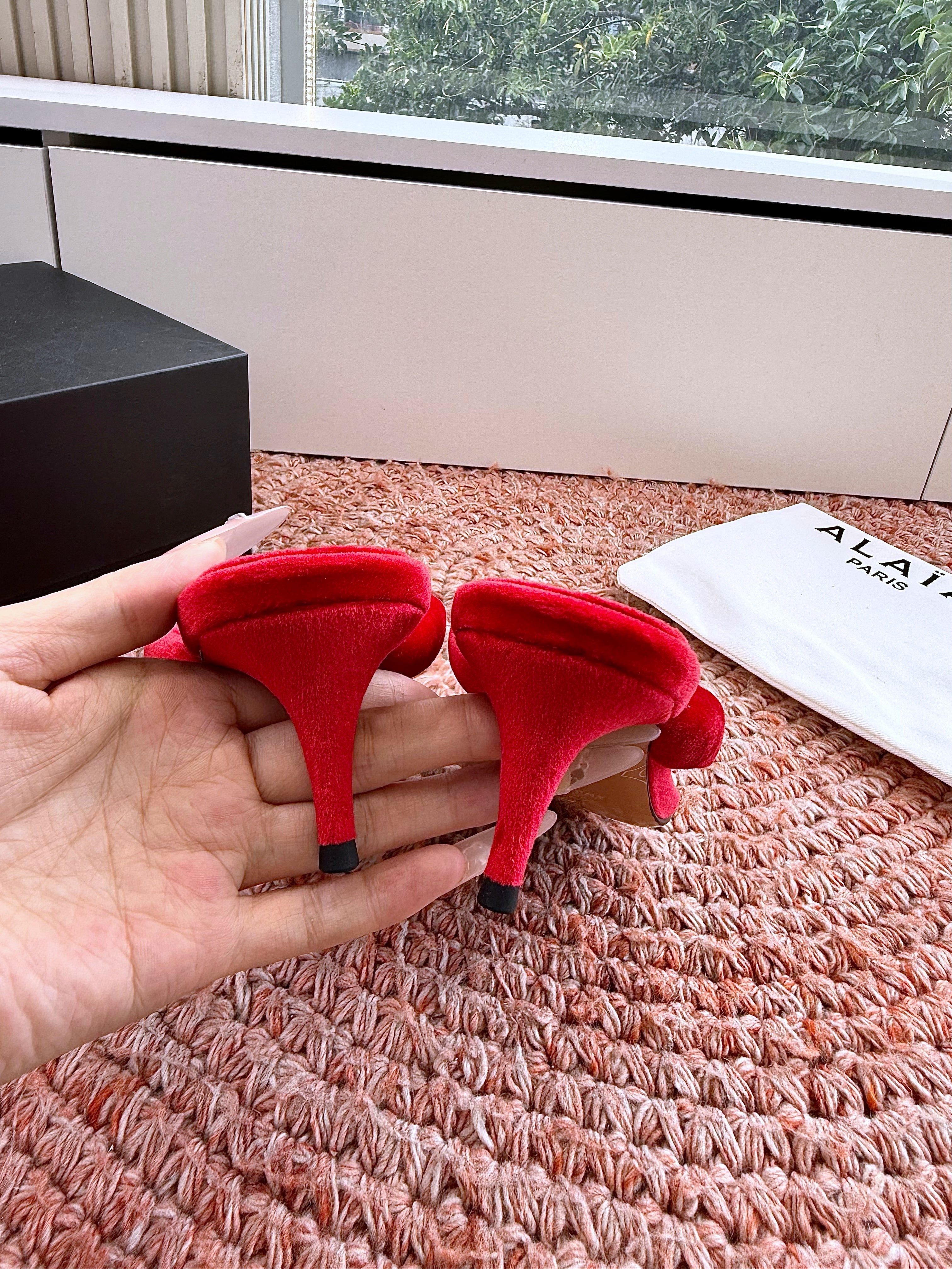 ALAIA 26S HEELED THONG SANDALS IN RED VELVET