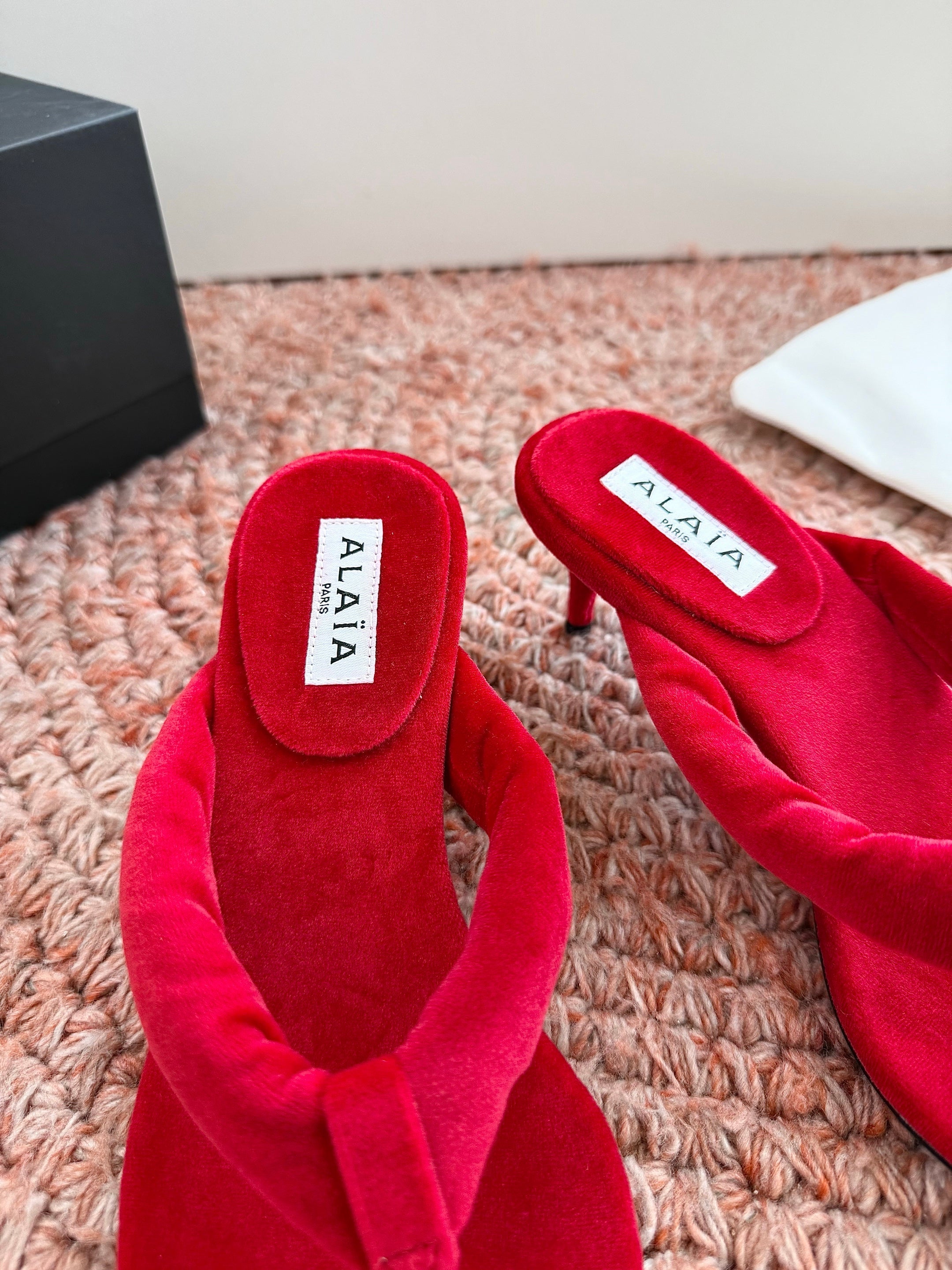 ALAIA 26S HEELED THONG SANDALS IN RED VELVET