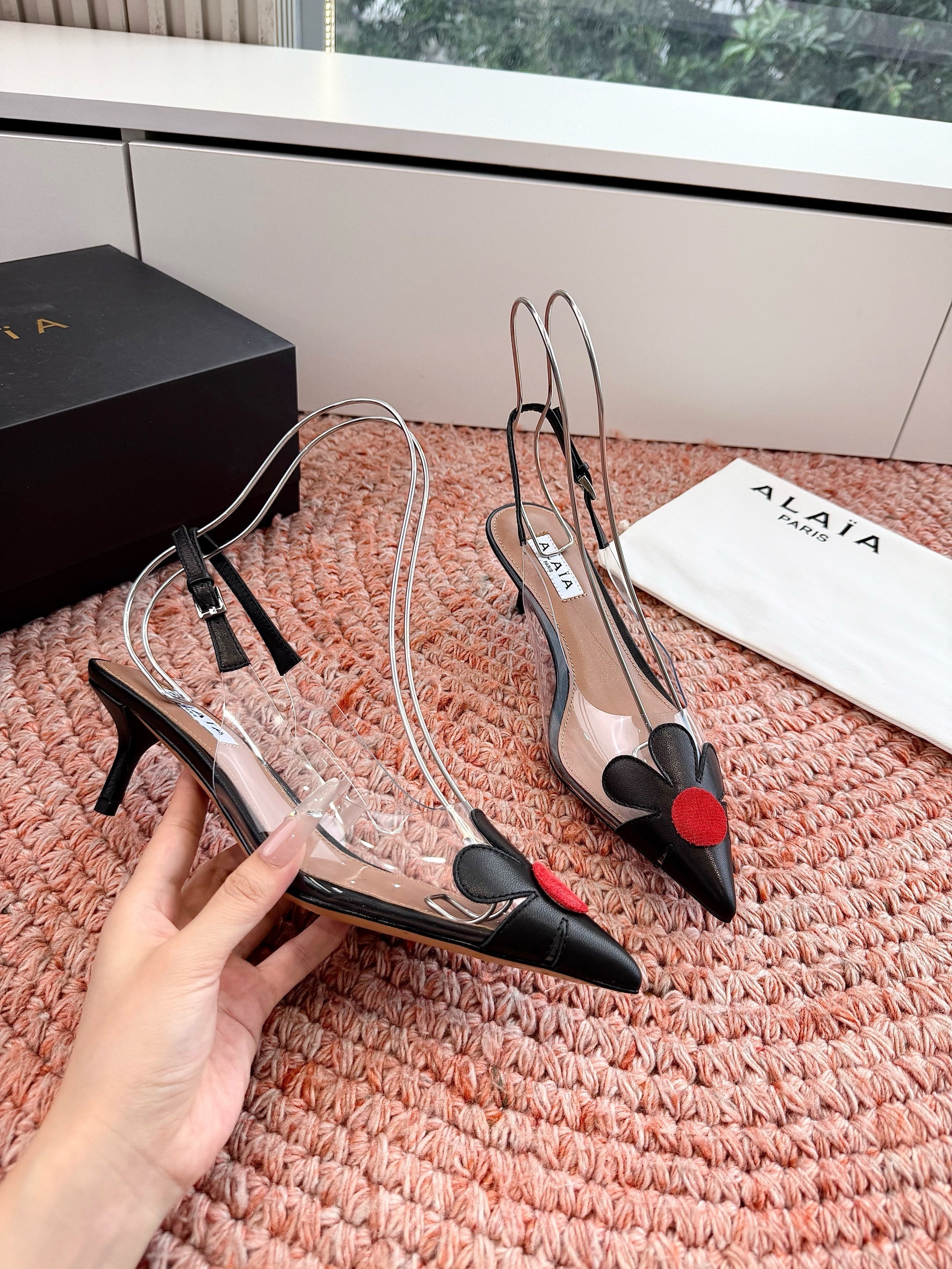 ALAIA 26S POINTED-TOE SLINGBACK HEELS IN BLACK LAMBSKIN AND TRANSPARENT PVC