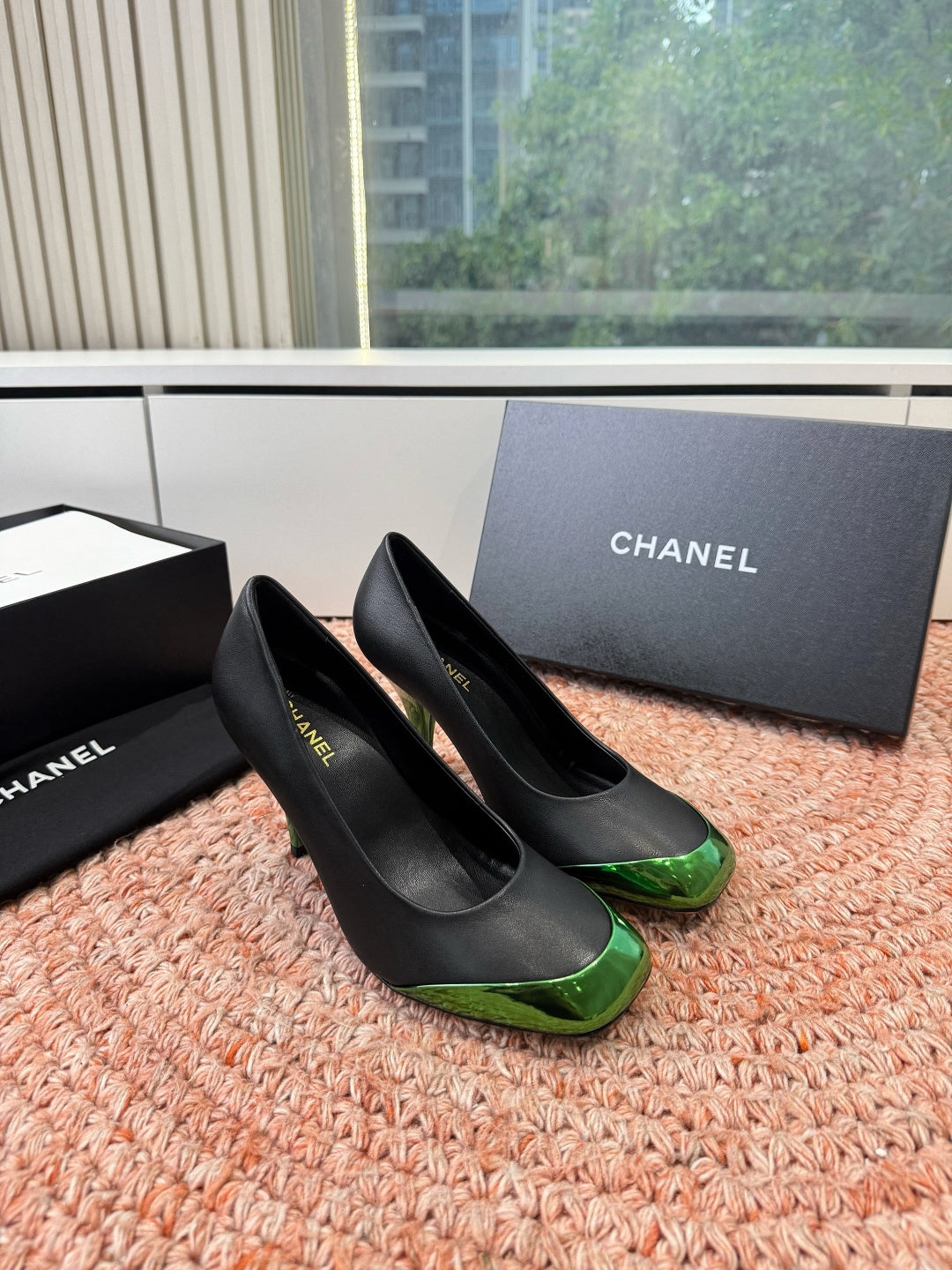 CHANEL 26S SQUARE TOE HIGH HEELS IN BLACK LAMBSKIN WITH GREEN TOE