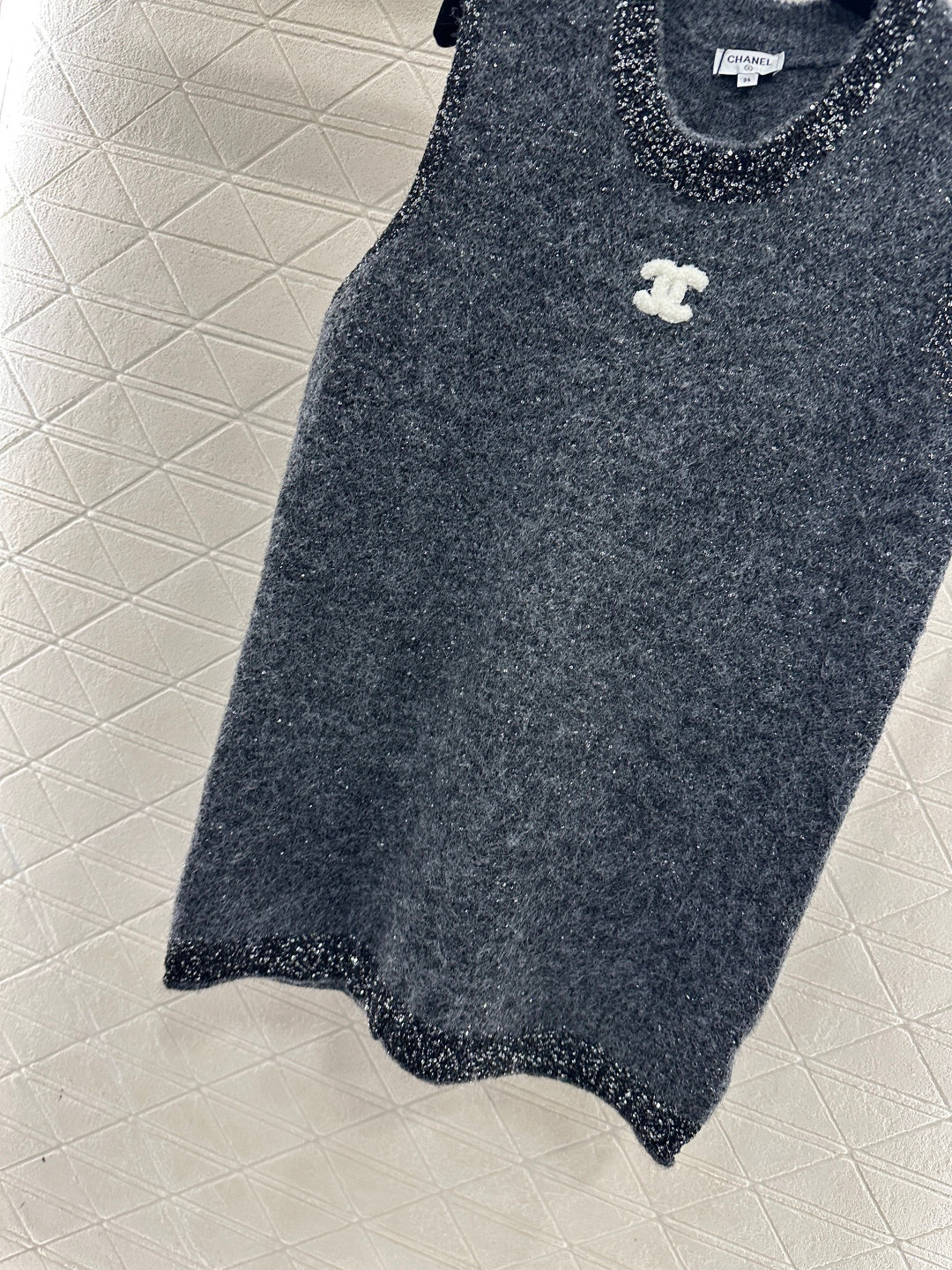 CHANEL 26S SLEEVELESS KNITTED SEQUIN BLAZER 664