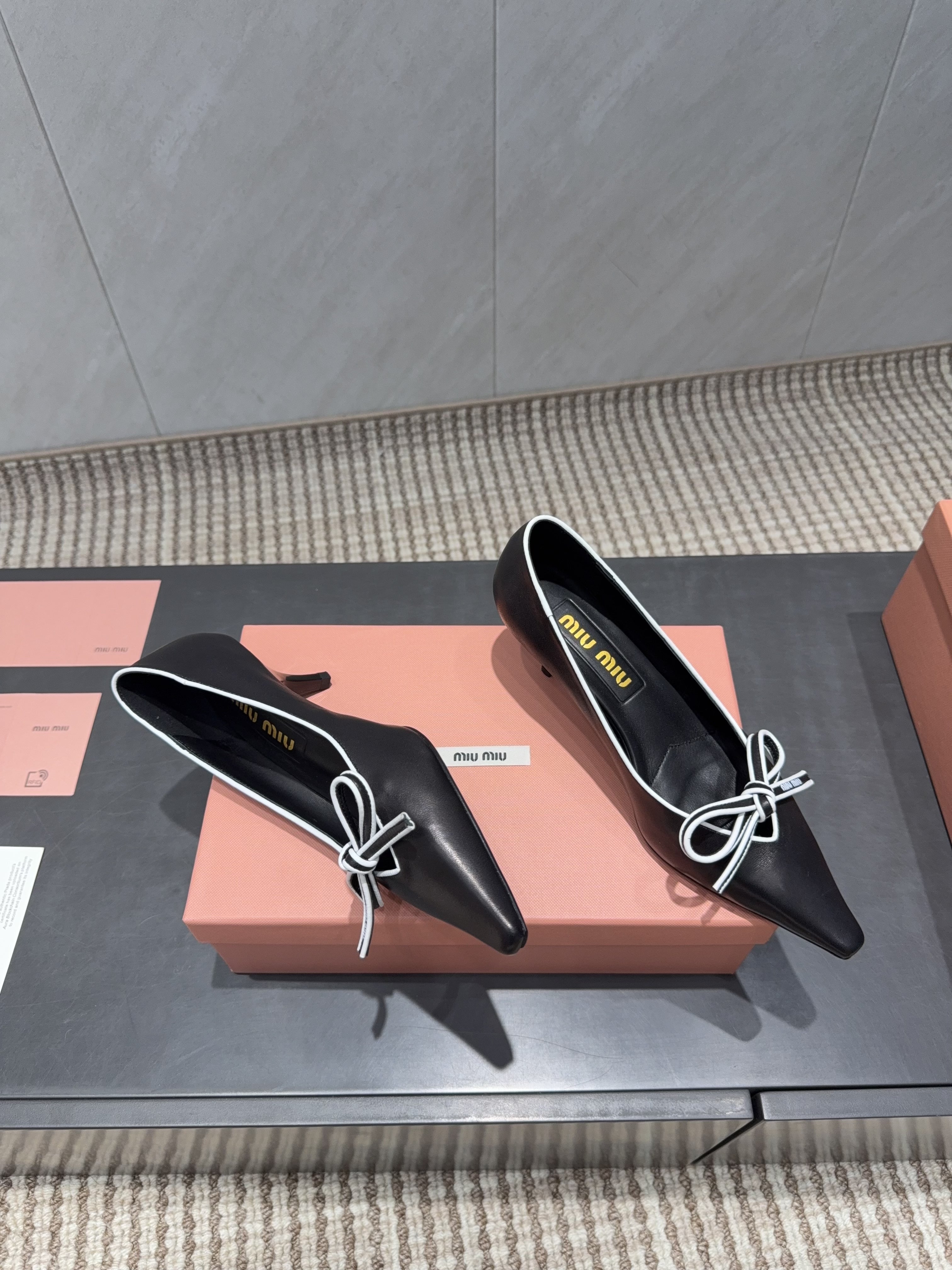 MIUMIU 26S POINTED TOE PUMPS 55MM IN BLACK AND WHITE CALFSKIN WITH BOW
