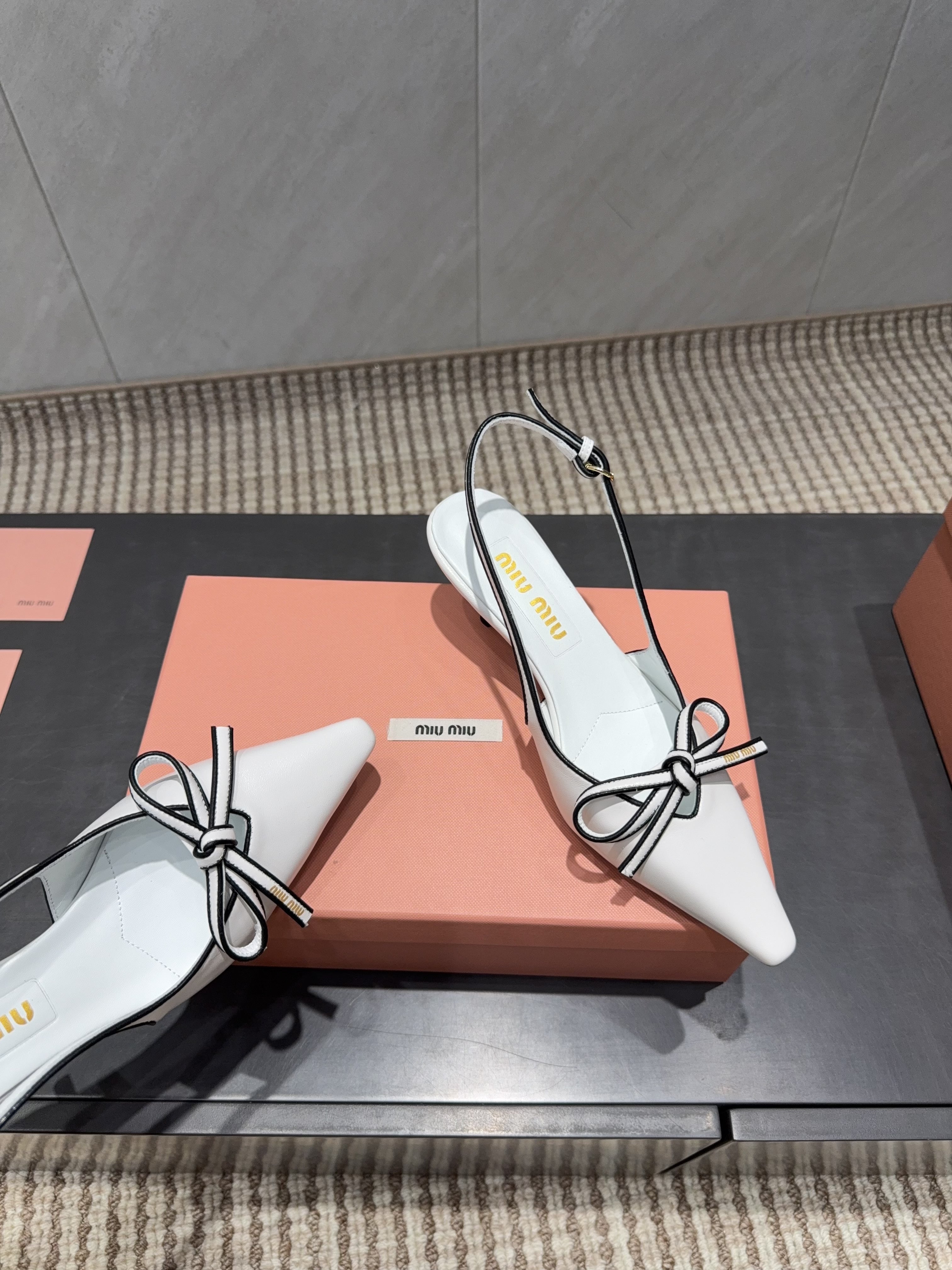 MIUMIU 26S SLINGBACK 55MM IN WHITE AND BLACK CALFSKIN WITH BOW