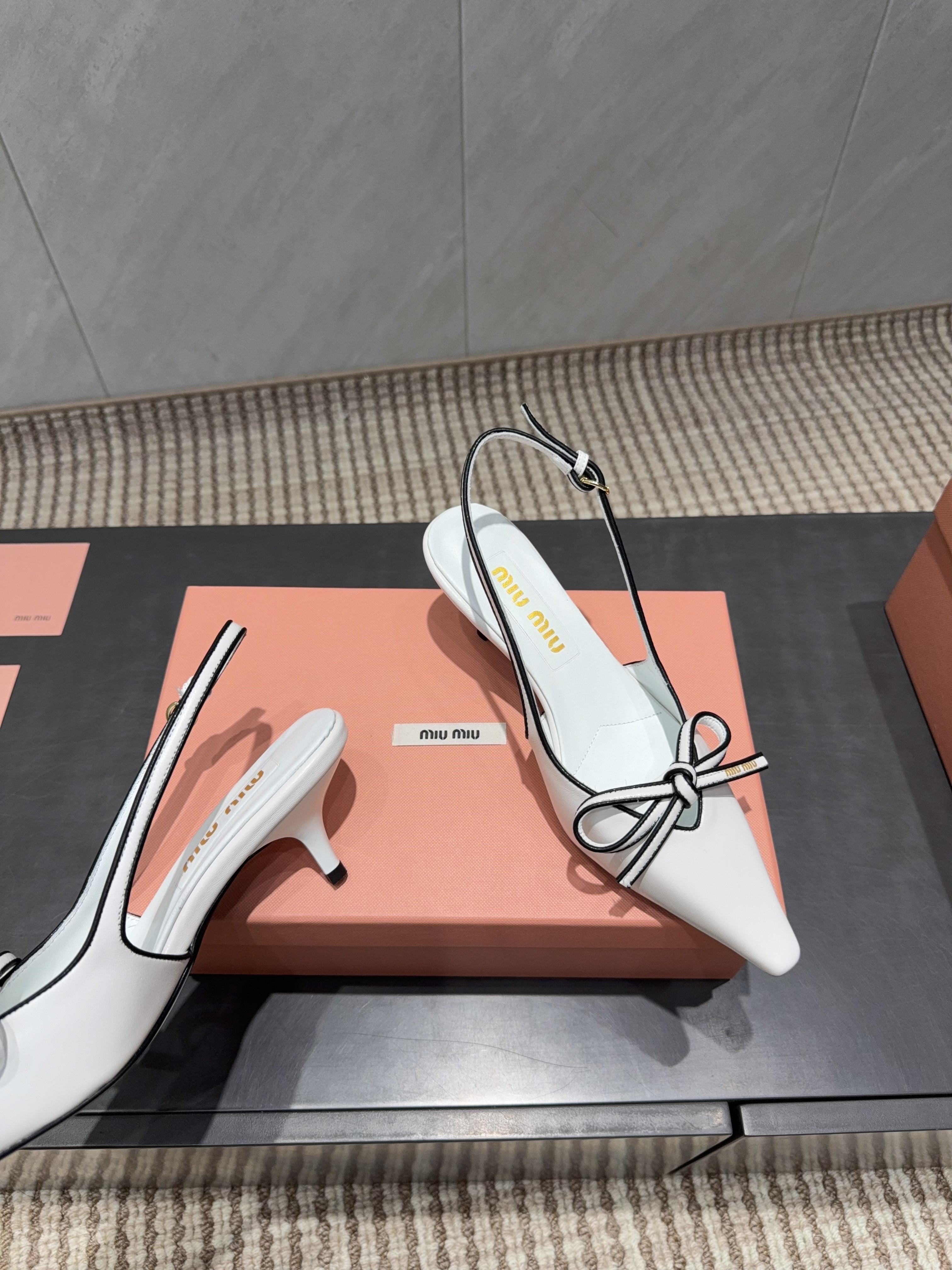 MIUMIU 26S SLINGBACK 55MM IN WHITE AND BLACK CALFSKIN WITH BOW