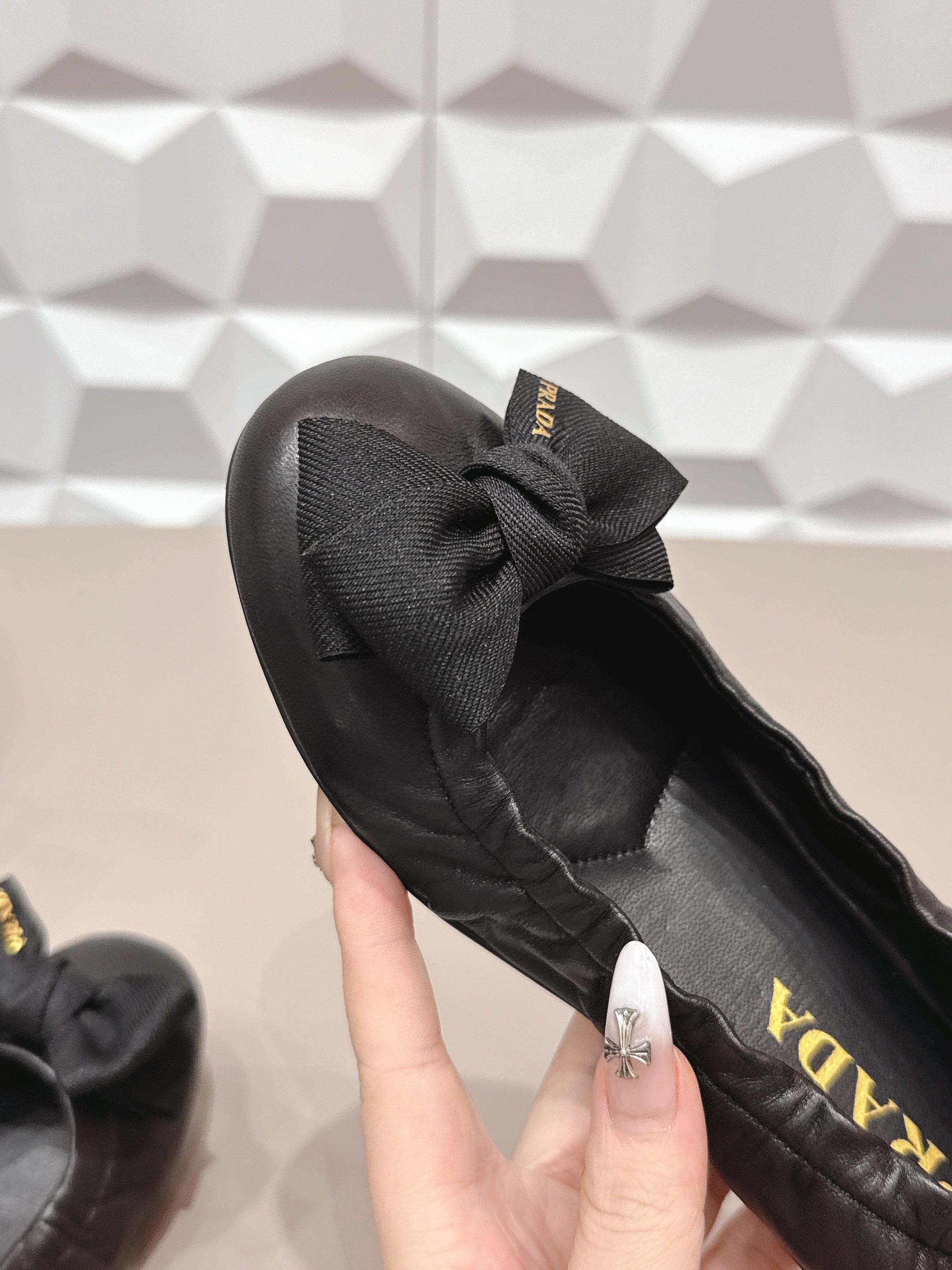 PRADA 26S ROUND TOE FLATS WITH BOW IN BLACK CALFSKIN