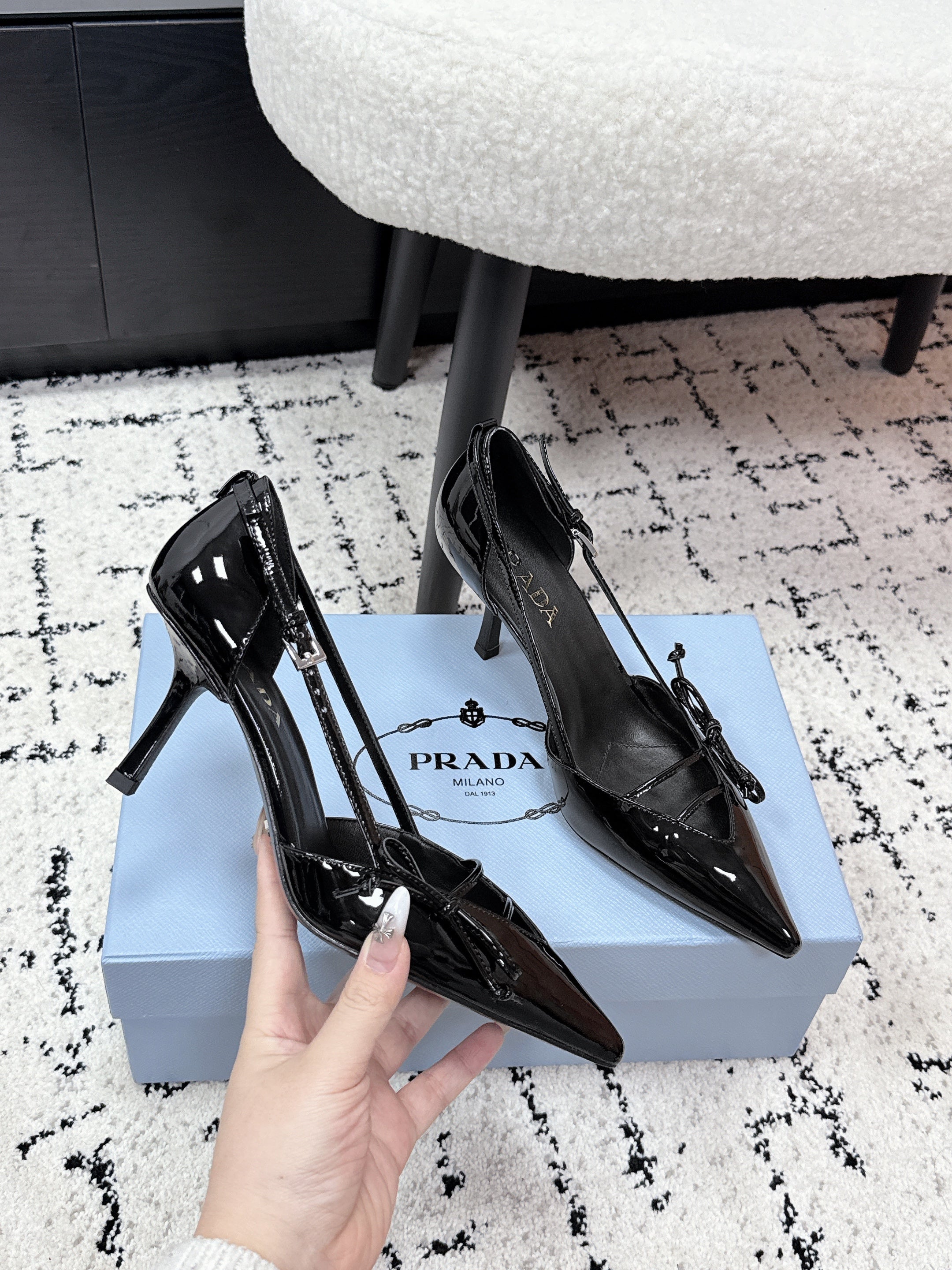 PRADA 26S POINTED-TOE HIGH HEELS 75MM IN BLACK PATENT CALFSKIN WITH BOW