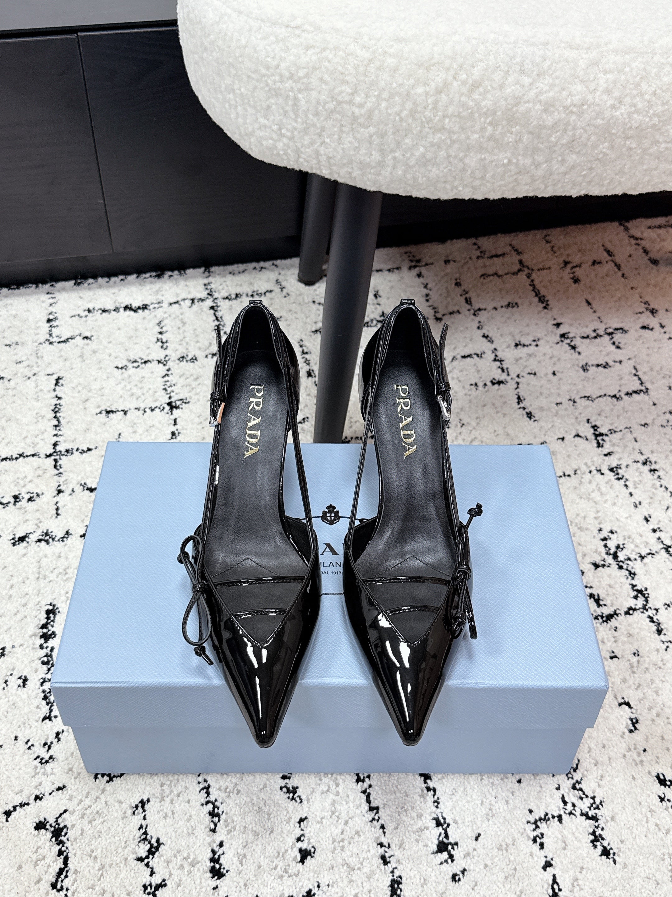 PRADA 26S POINTED-TOE HIGH HEELS 75MM IN BLACK PATENT CALFSKIN WITH BOW
