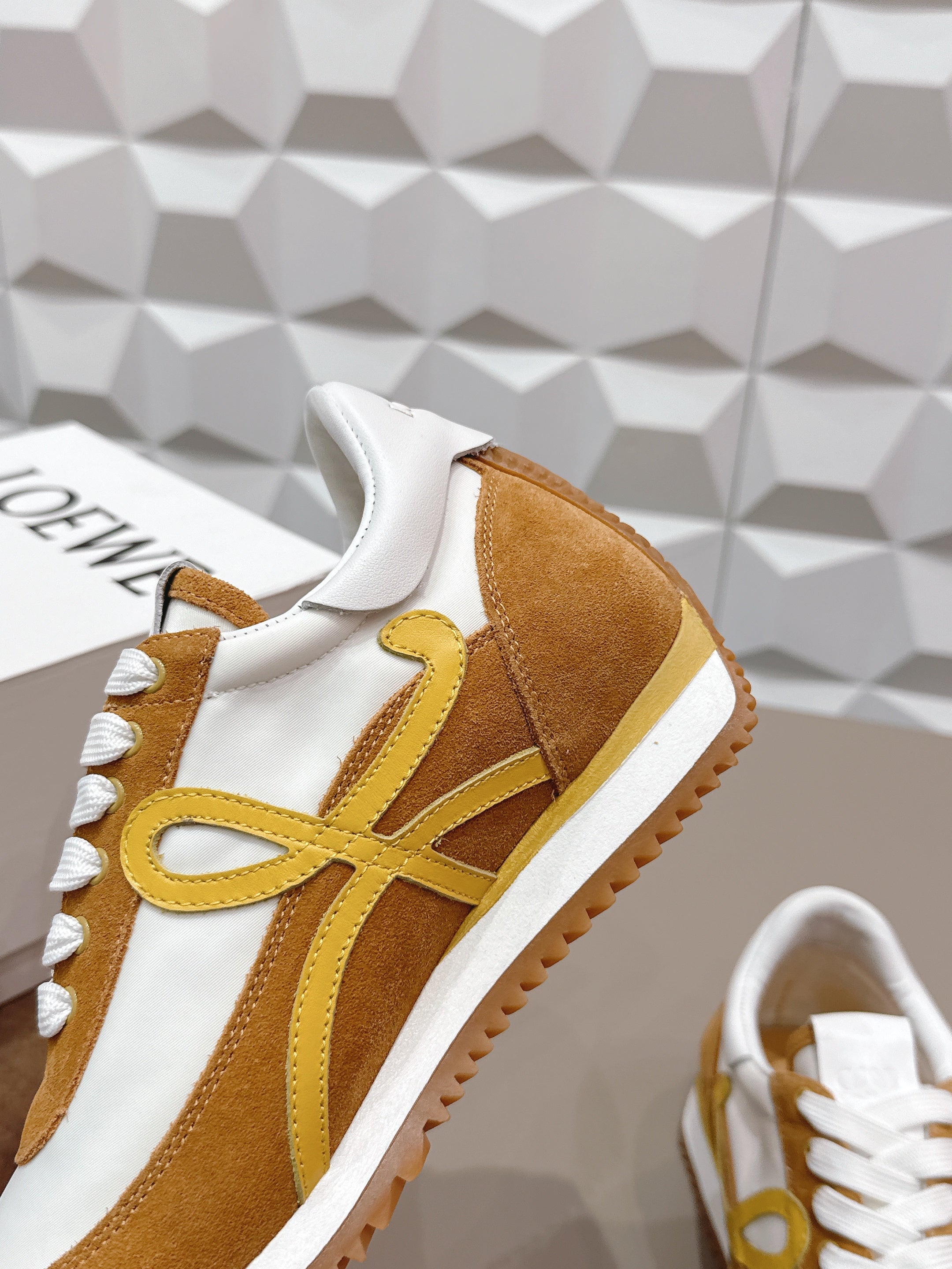 LOEWE 26S FLOW RUNNER SNEAKER IN CARAMEL BROWN AND WHITE SUEDE AND WHITE CALFSKIN